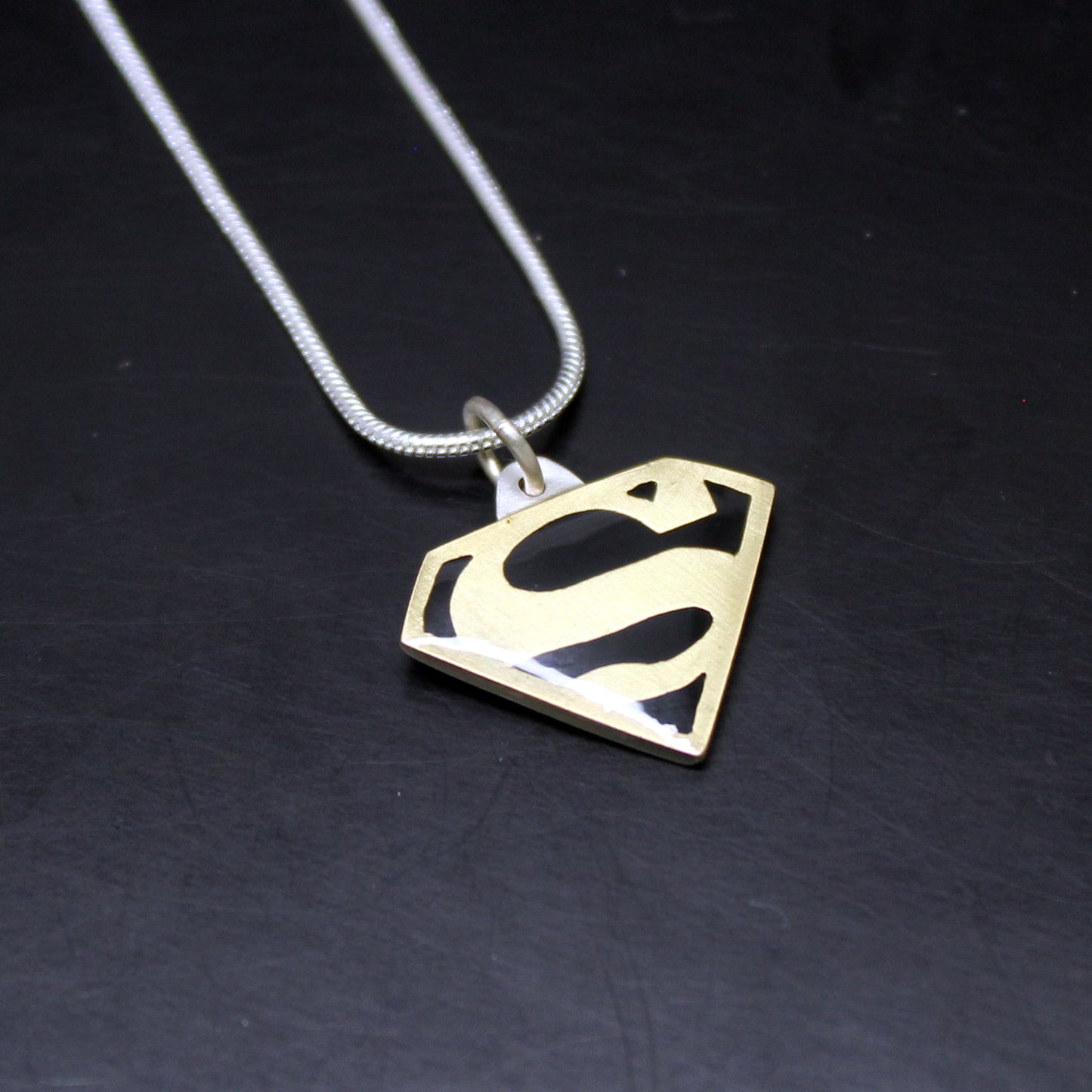 Colgante Superman / Supergirl en plata 925 y latón