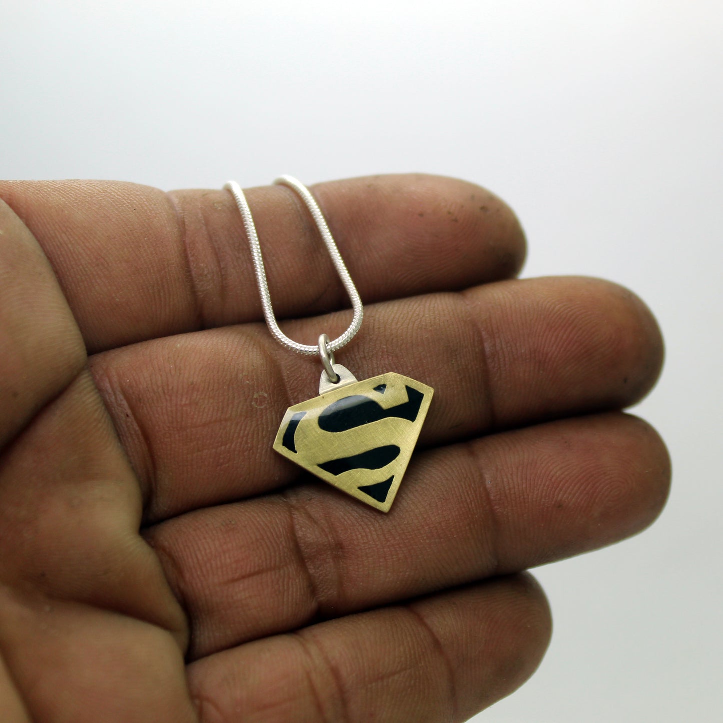 Colgante Superman / Supergirl en plata 925 y latón