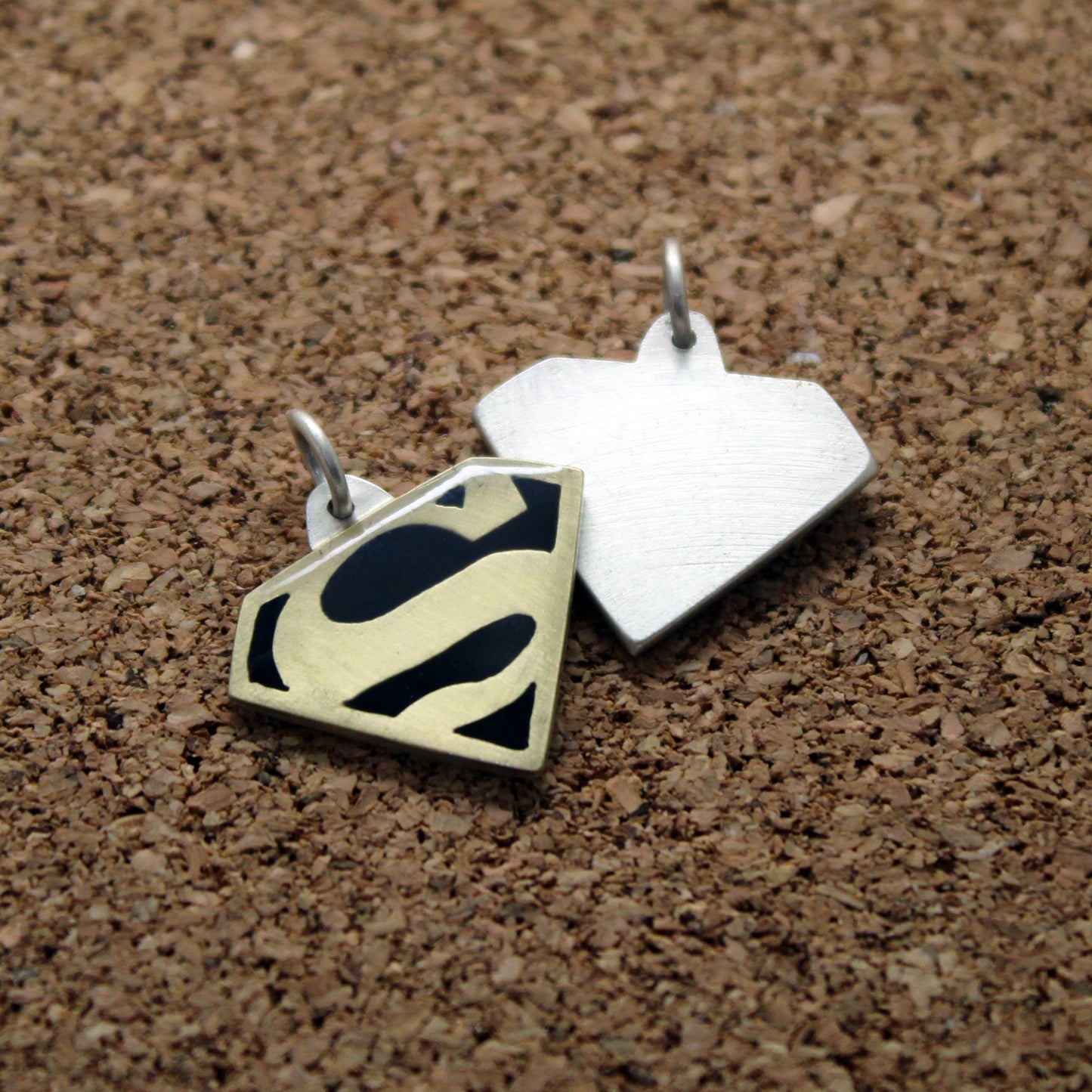 Colgante Superman / Supergirl en plata 925 y latón