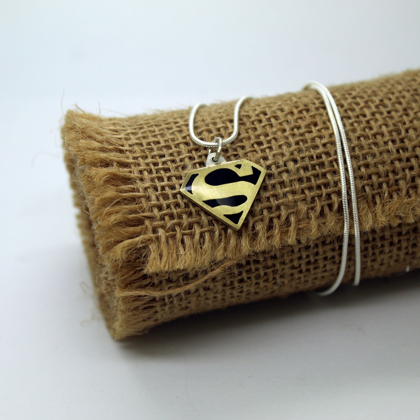 Colgante Superman / Supergirl en plata 925 y latón