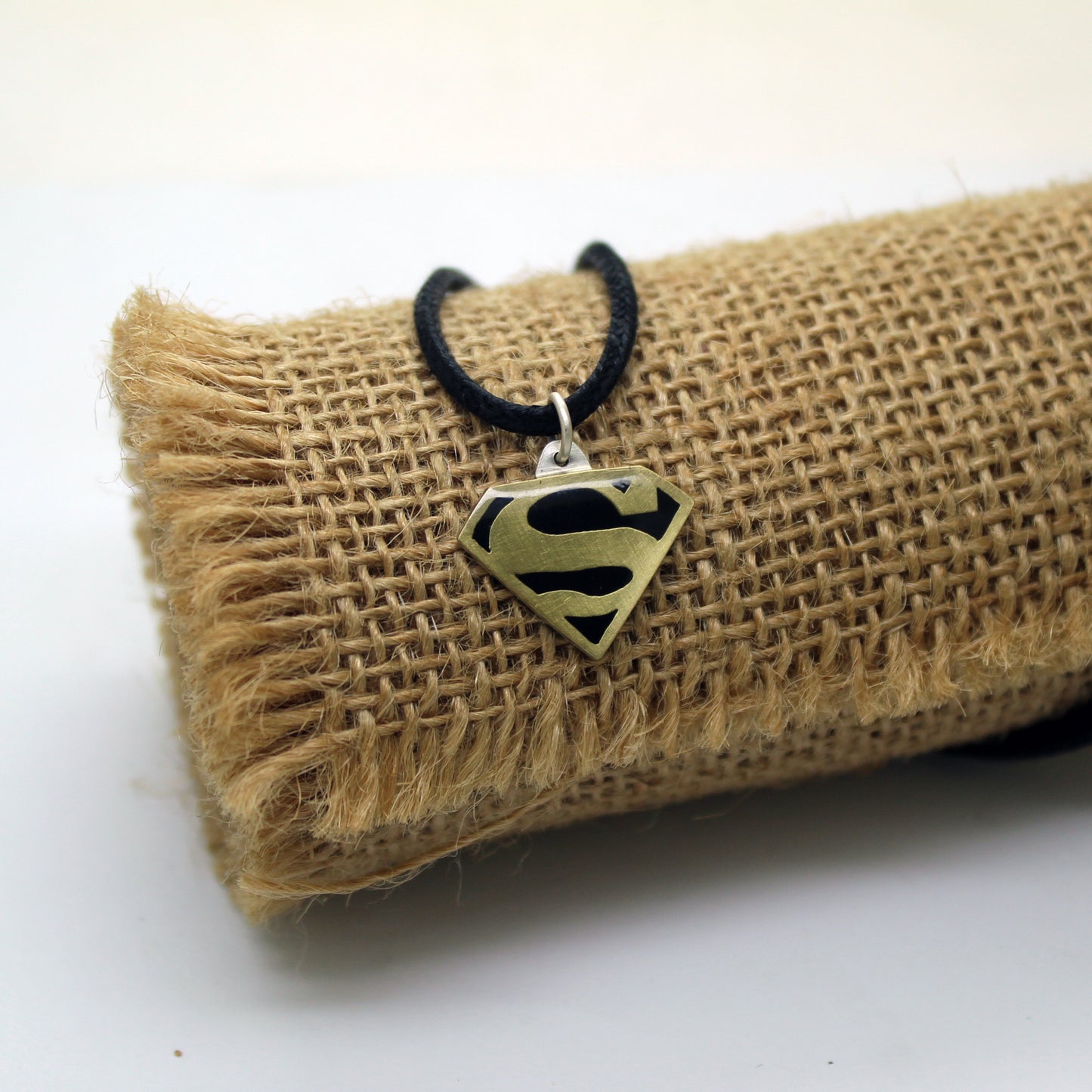 Colgante Superman / Supergirl en plata 925 y latón