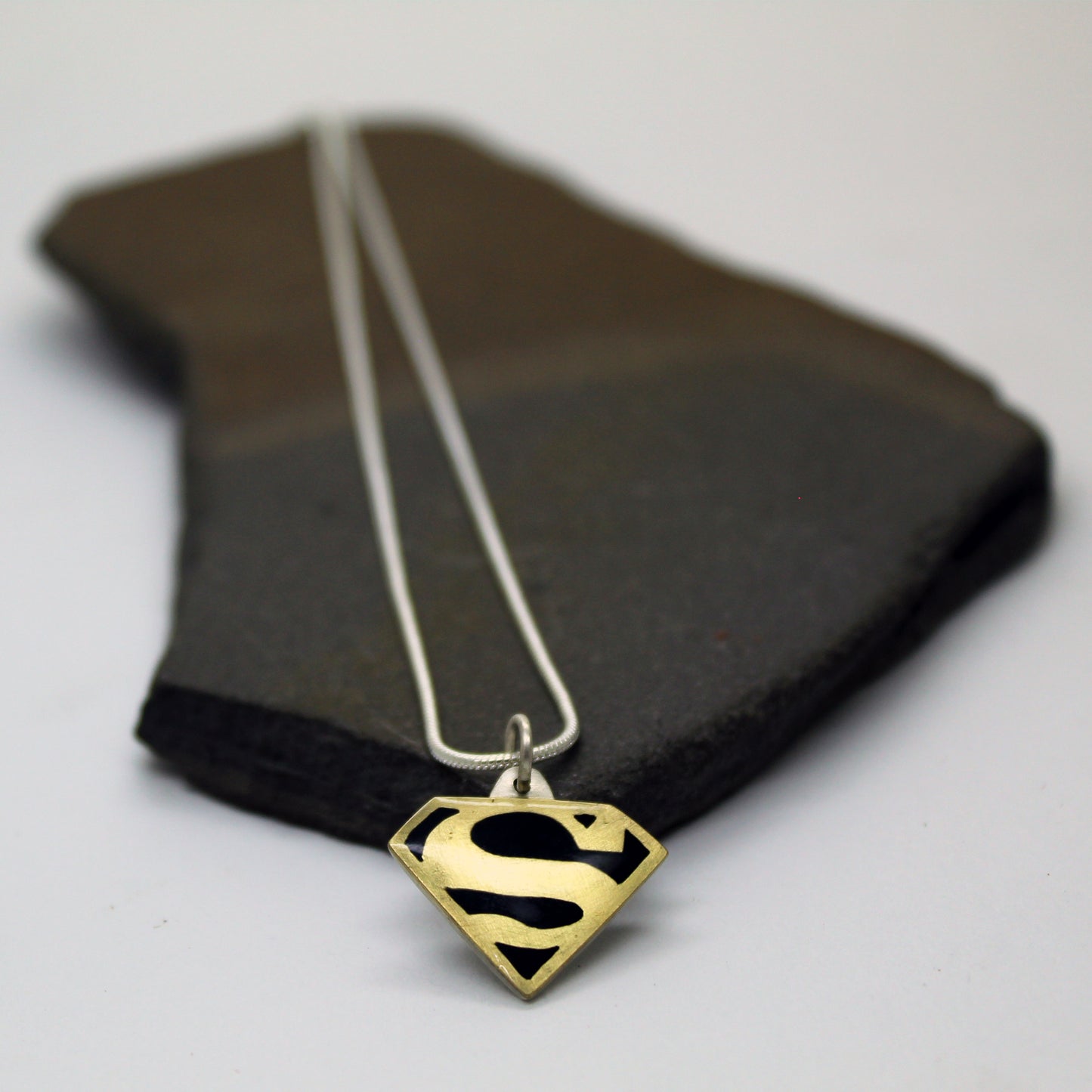 Colgante Superman / Supergirl en plata 925 y latón