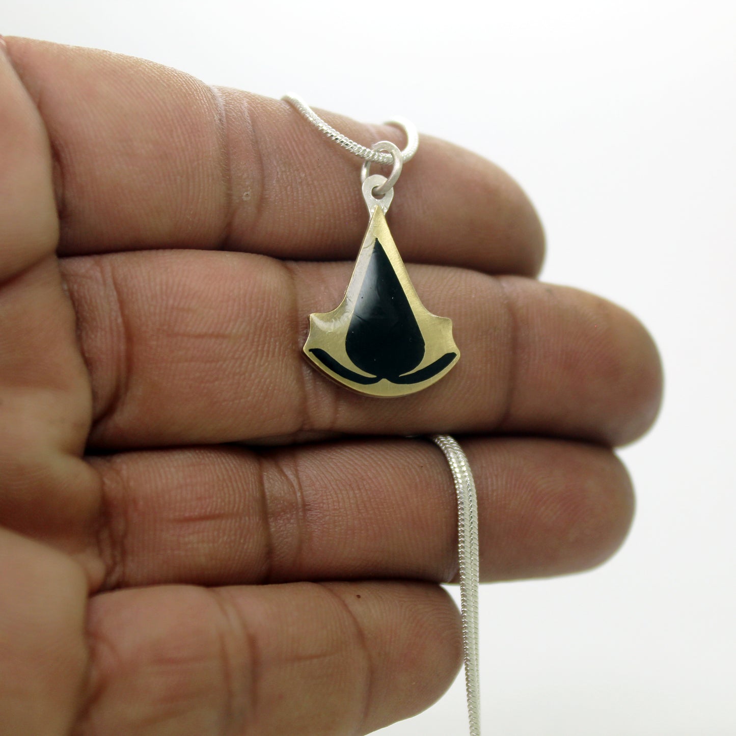 Colgante Assassin's Creed en plata 925 y latón