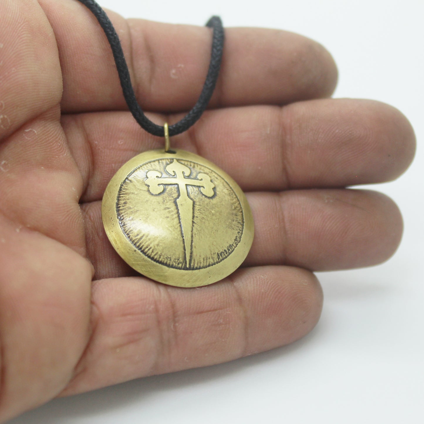 Colgante de latón grabado con Cruz de Santiago