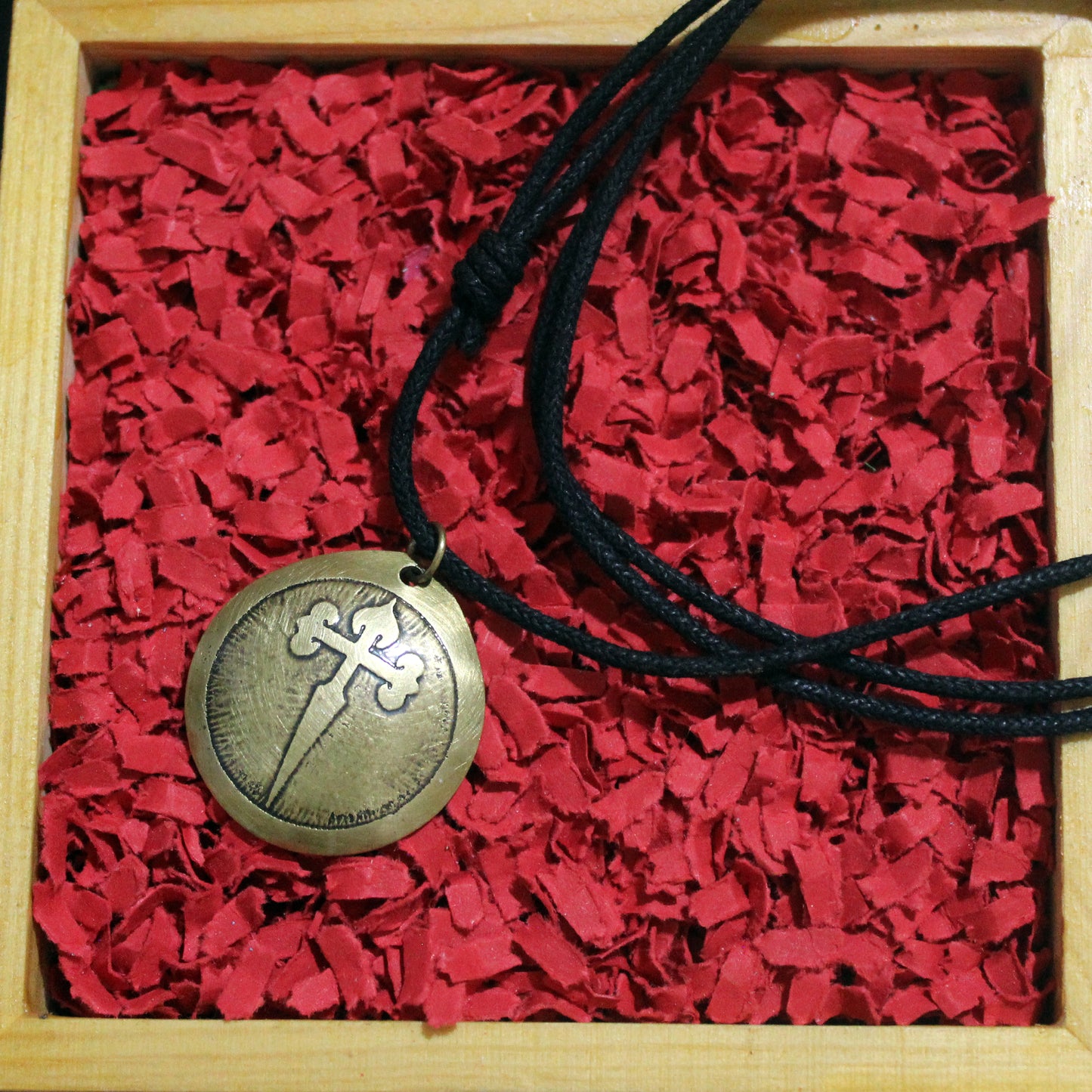 Colgante de latón grabado con Cruz de Santiago