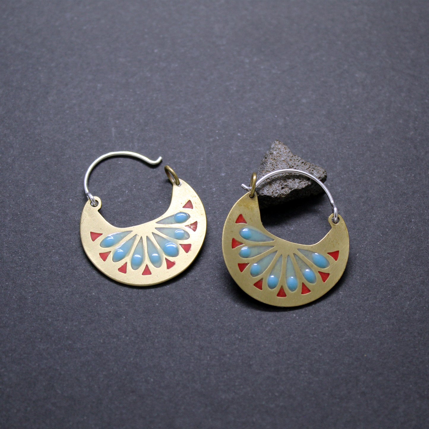 Pendientes pequeños de latón y plata 925 "Brisa Marina" con incrustaciones de resina UV