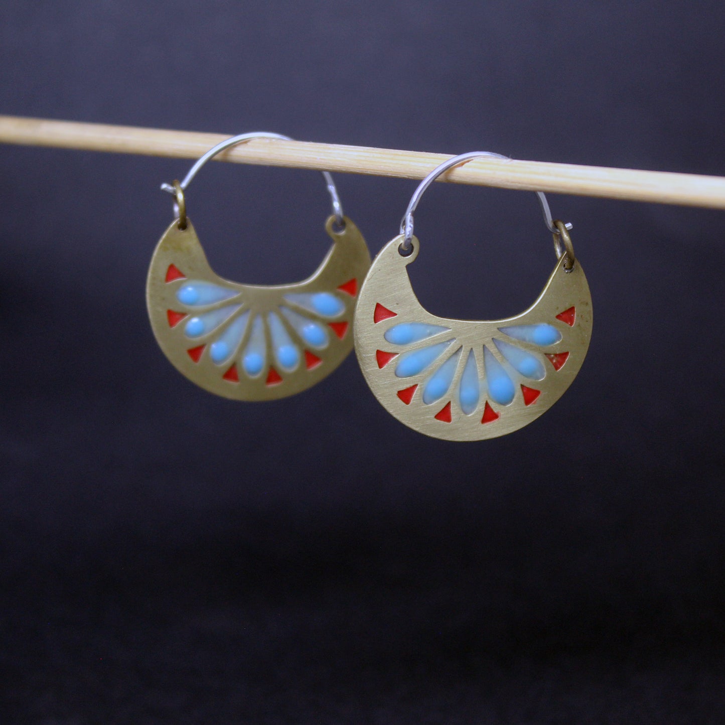 Pendientes pequeños de latón y plata 925 "Brisa Marina" con incrustaciones de resina UV