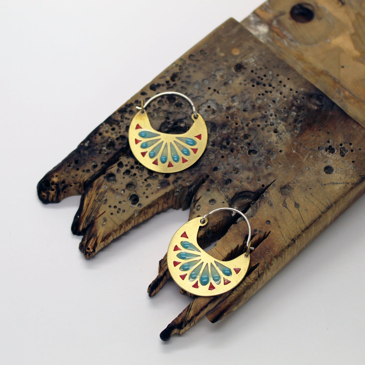 Pendientes pequeños de latón y plata 925 "Brisa Marina" con incrustaciones de resina UV