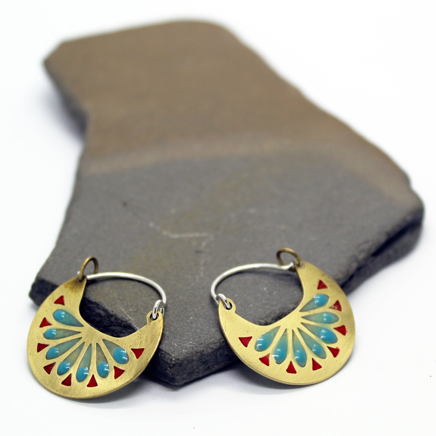 Pendientes pequeños de latón y plata 925 "Brisa Marina" con incrustaciones de resina UV