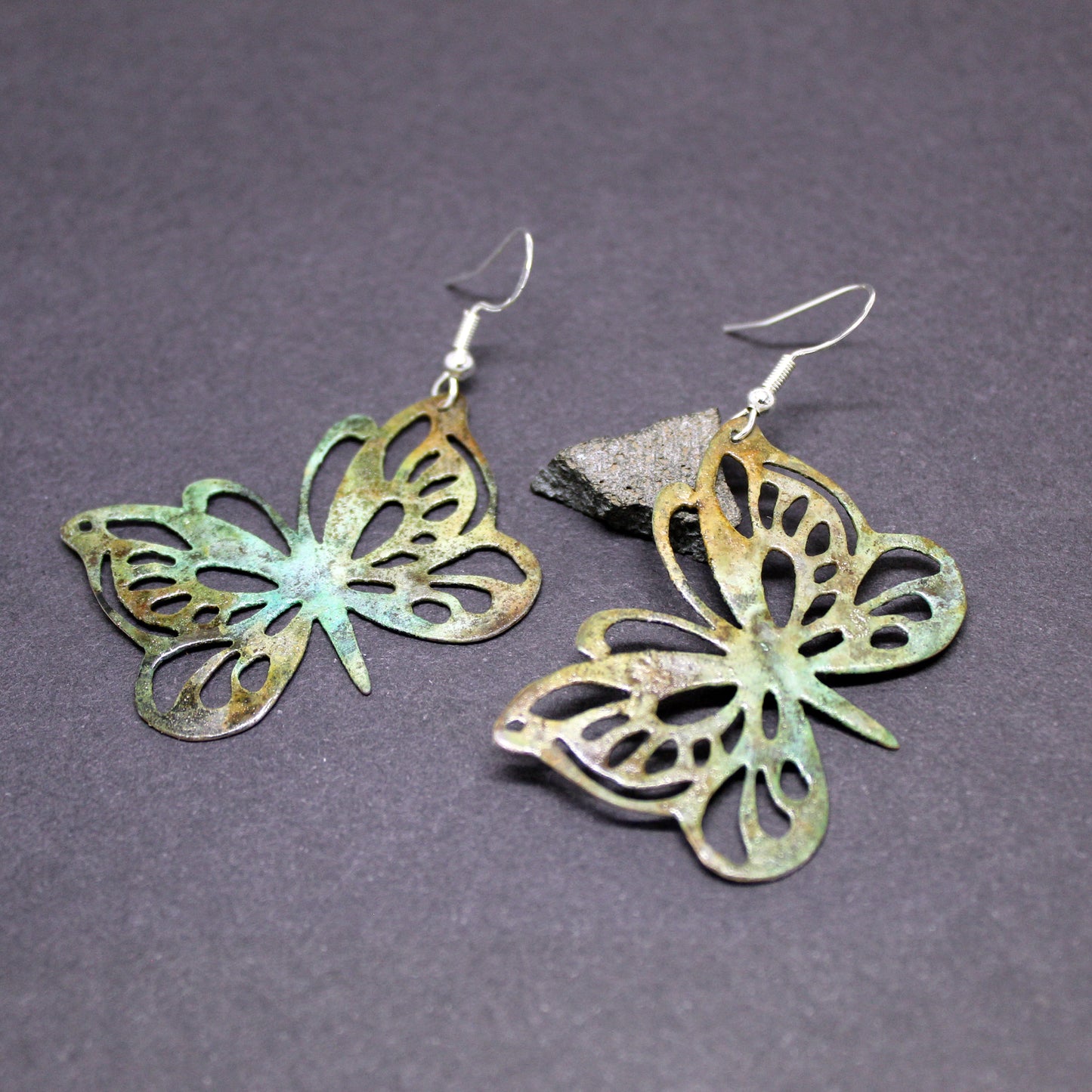 Pendientes mariposas de latón con pátina