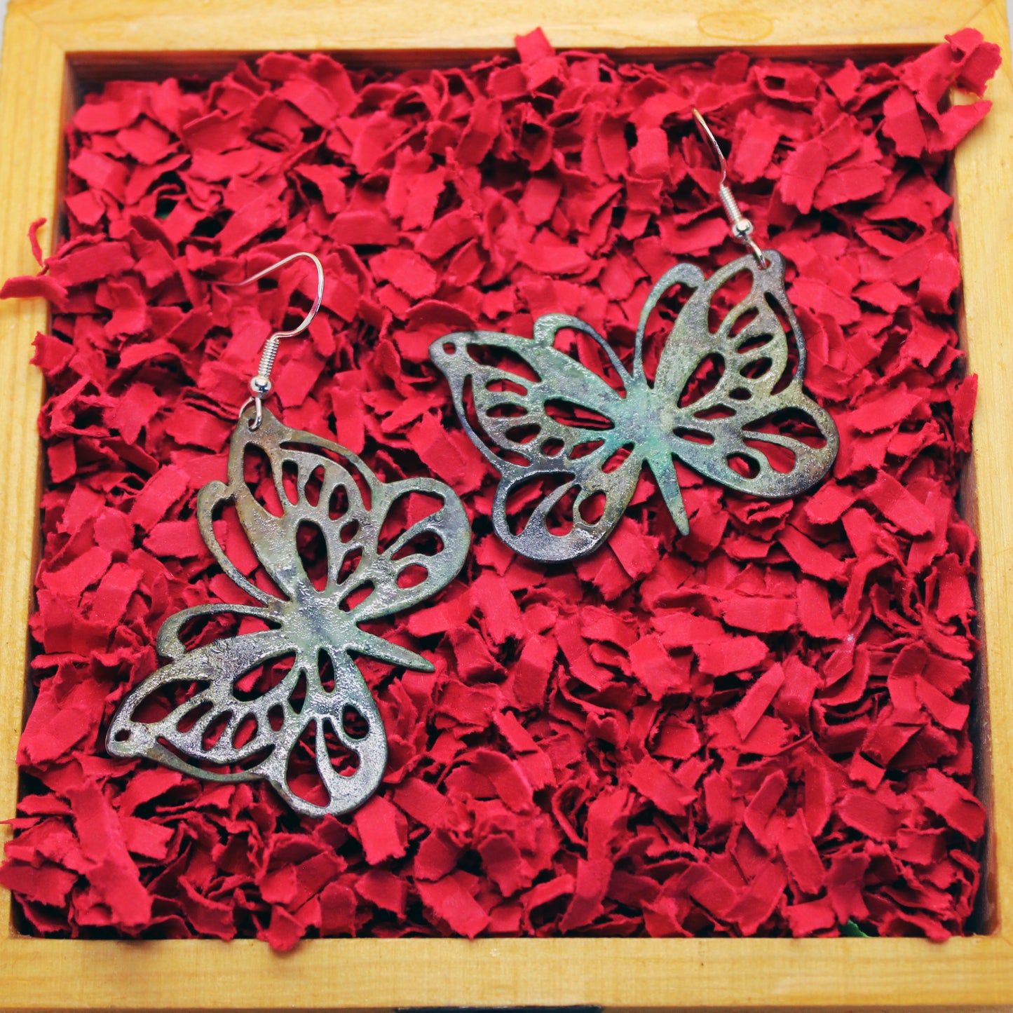 Pendientes mariposas de latón con pátina