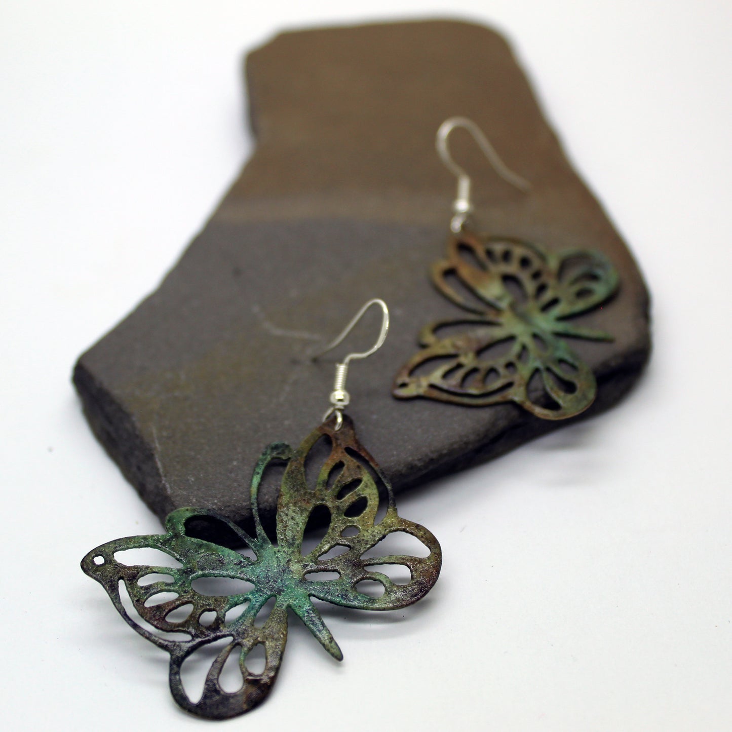 Pendientes mariposas de latón con pátina