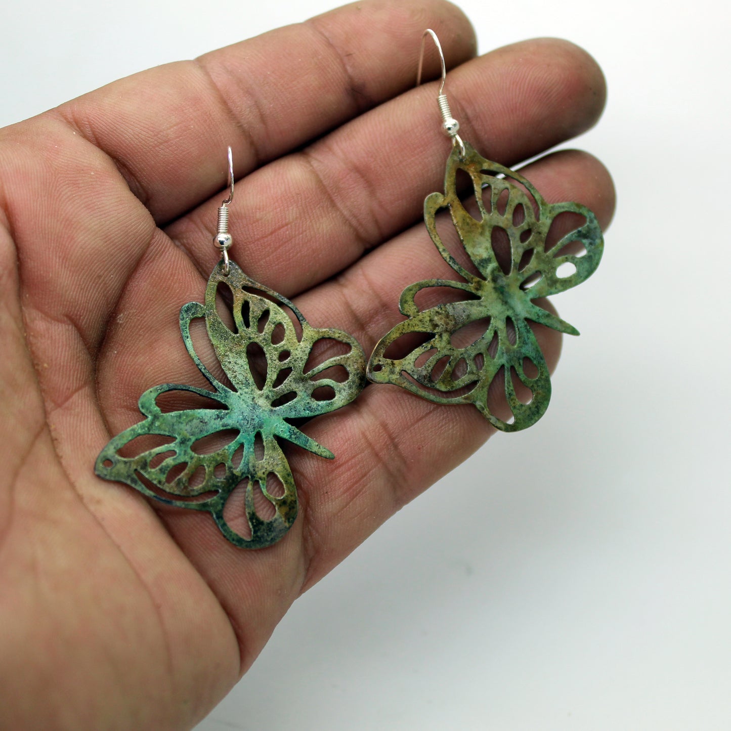 Pendientes mariposas de latón con pátina
