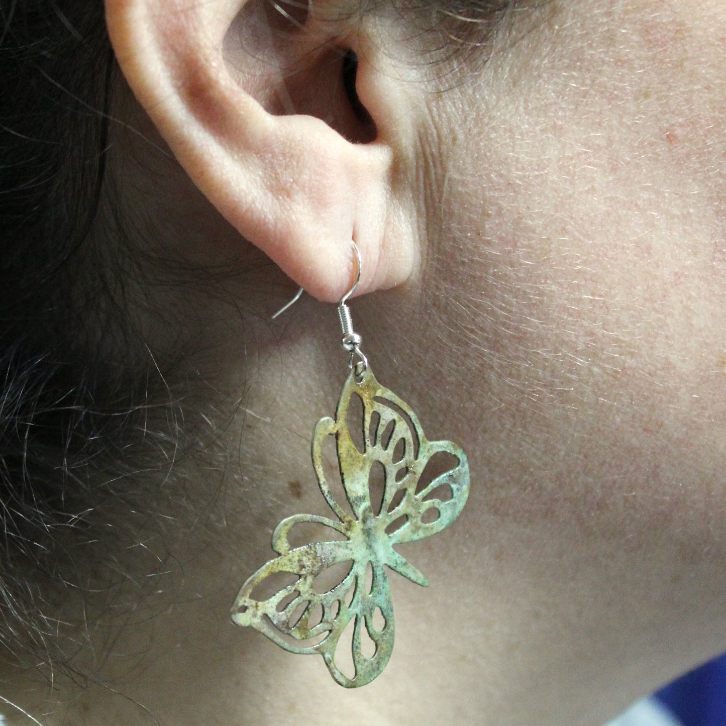 Pendientes mariposas de latón con pátina