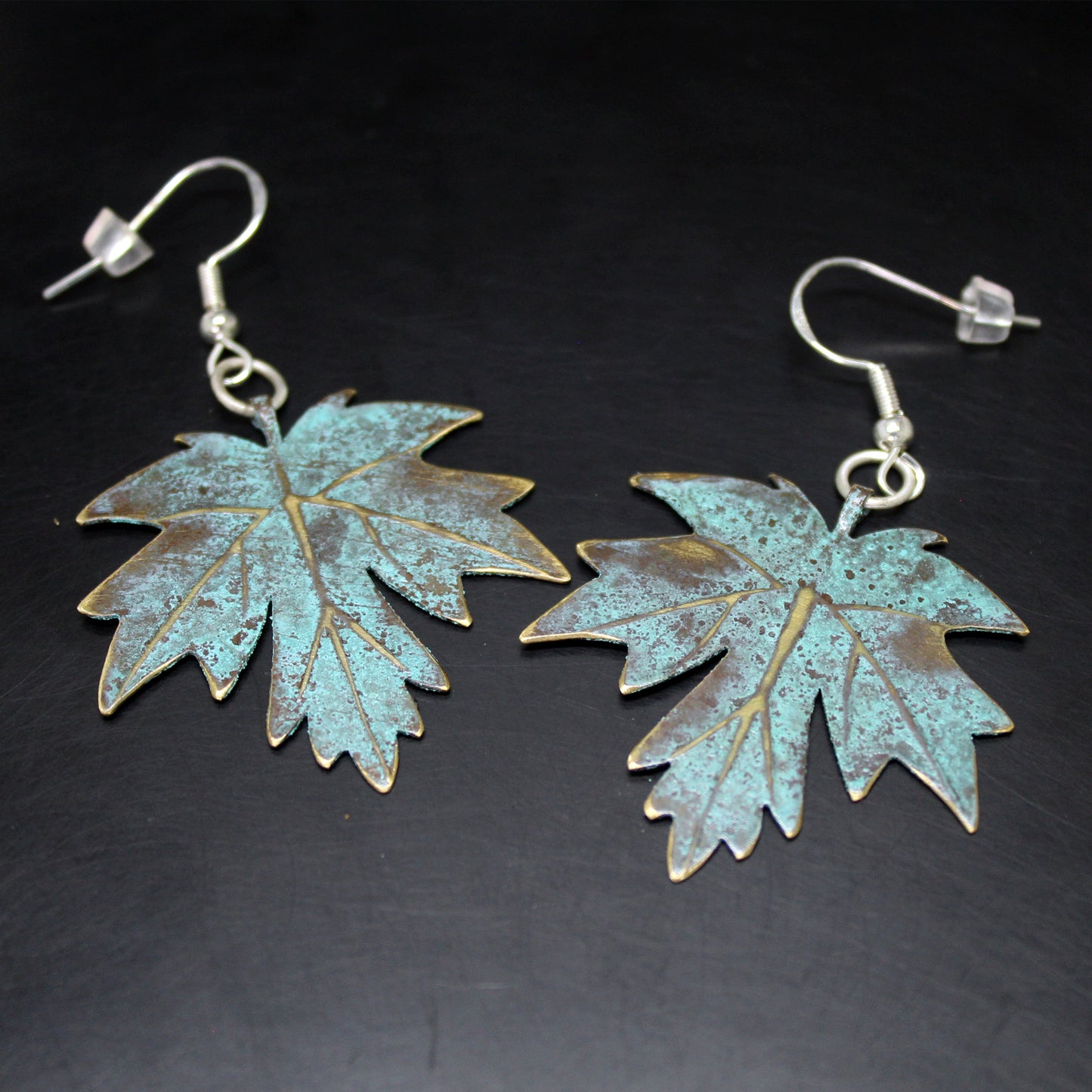 Hojas de arce pendientes en latón y plata 925