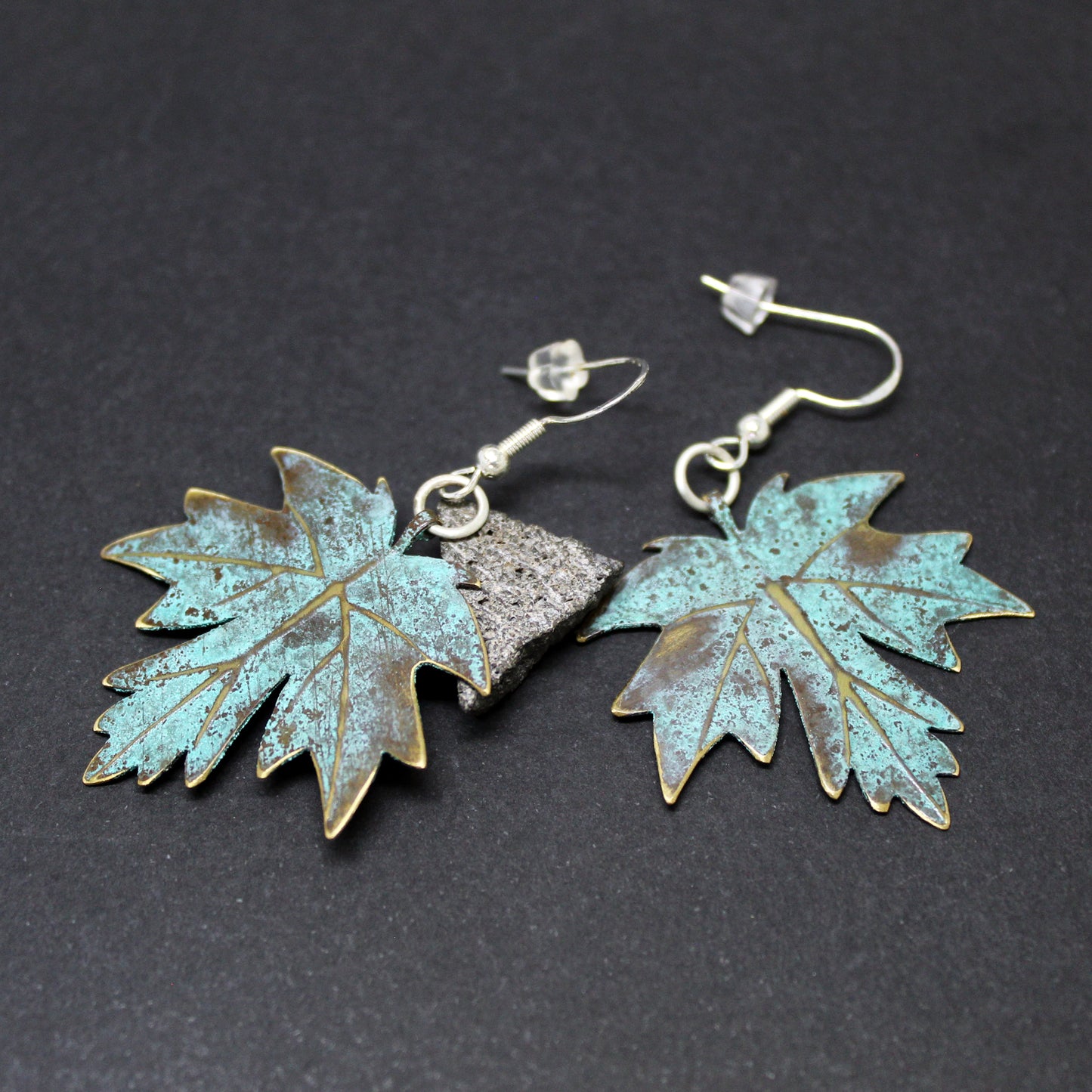 Hojas de arce pendientes en latón y plata 925