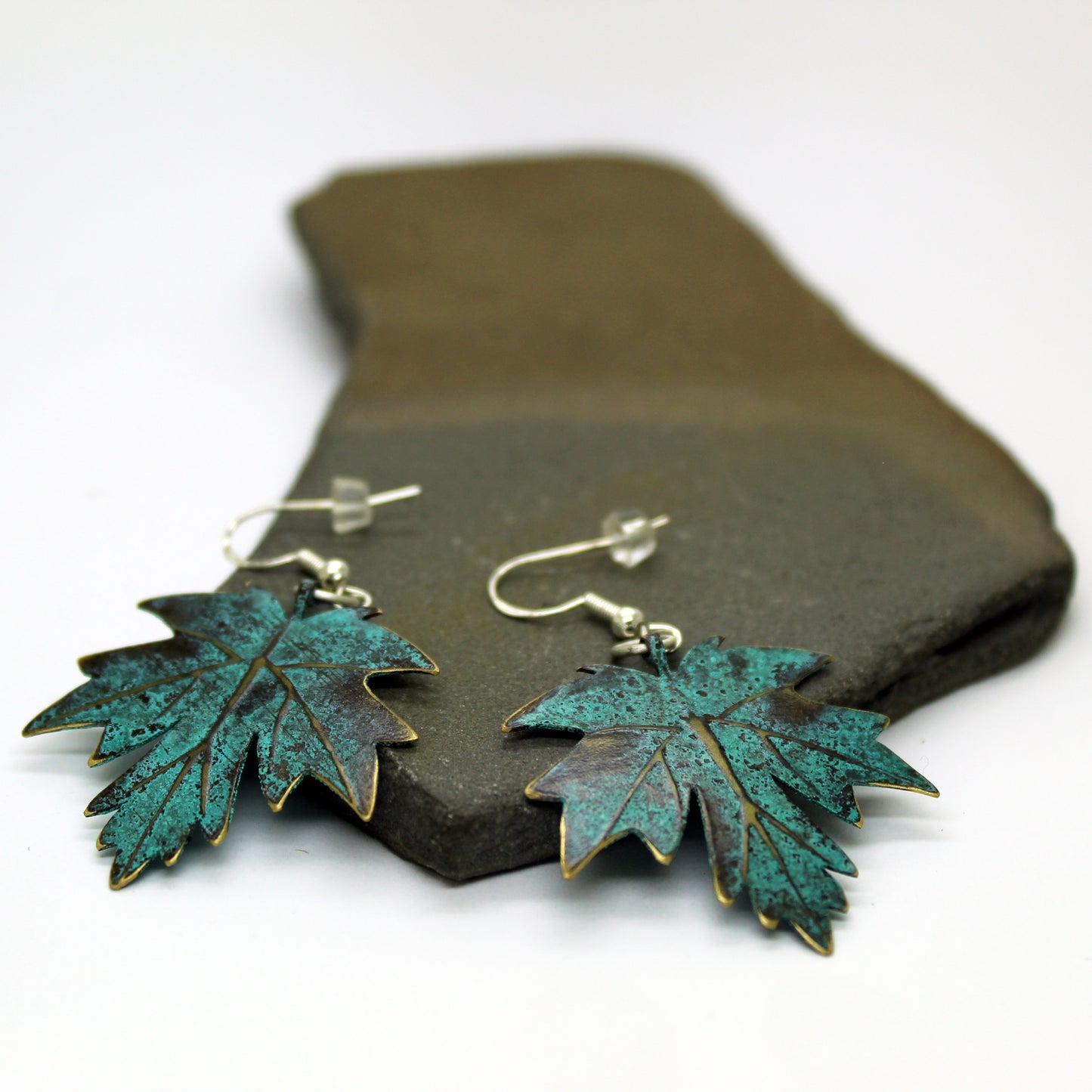 Hojas de arce pendientes en latón y plata 925