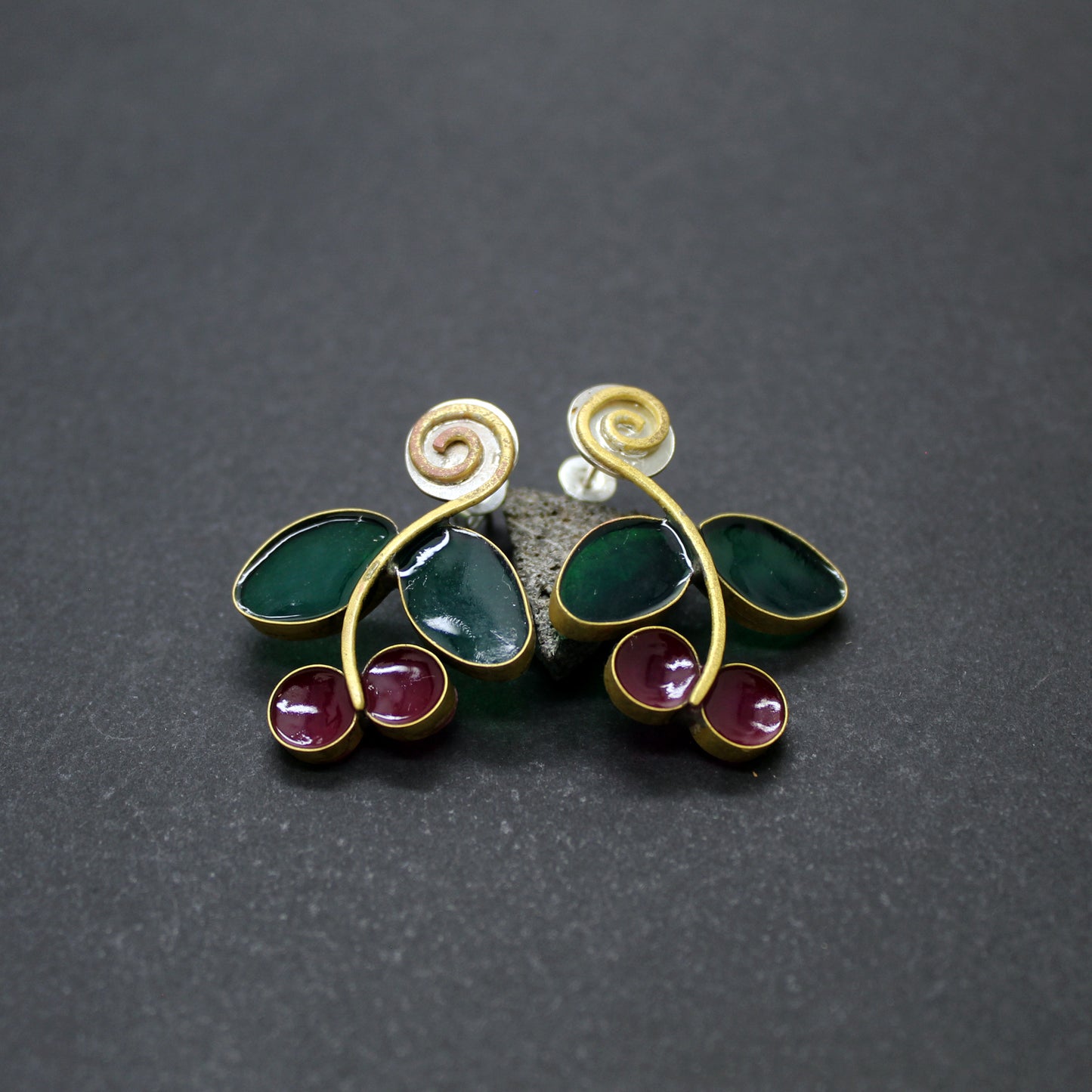 Pendientes Frutos Púrpuras de latón y resina UV