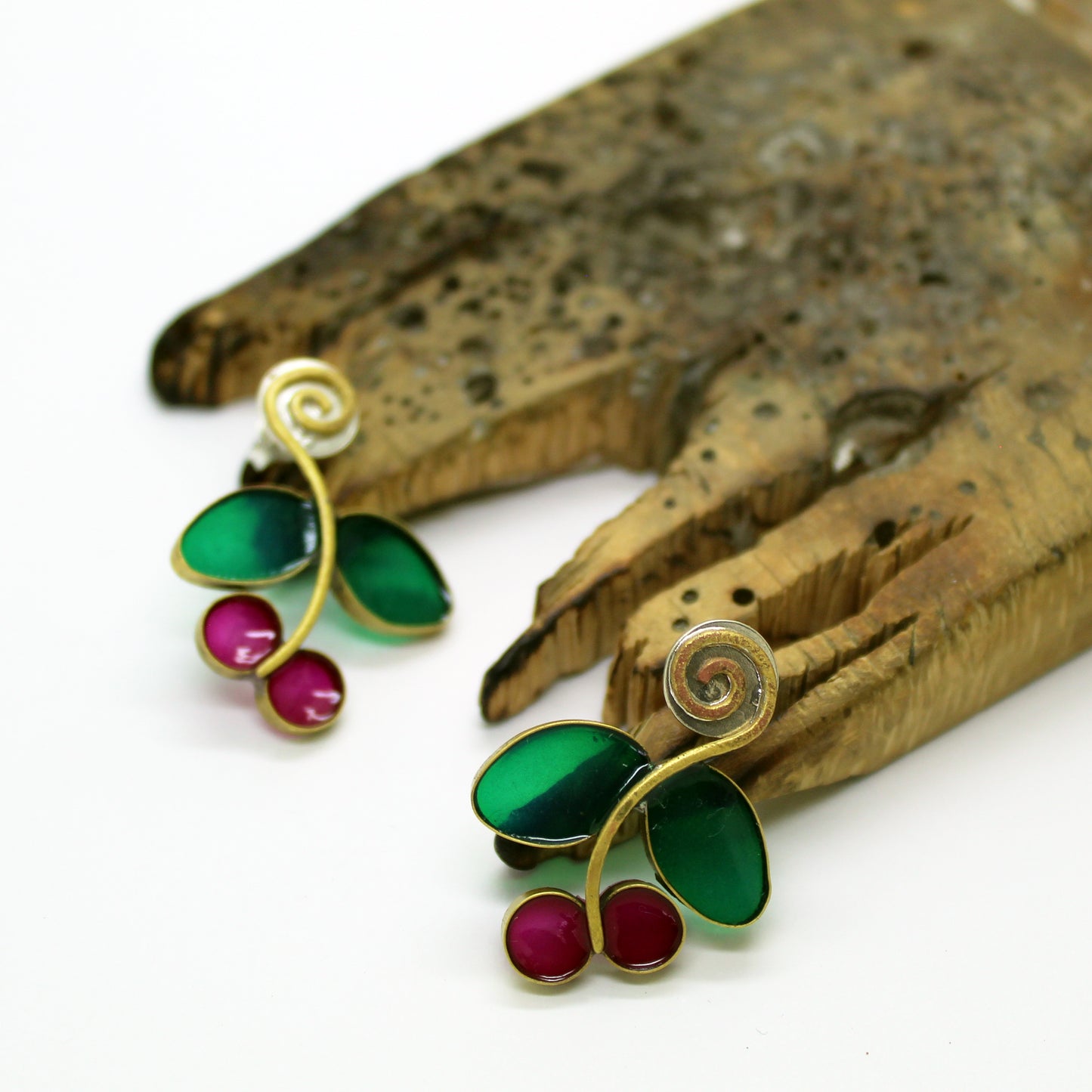 Pendientes Frutos Púrpuras de latón y resina UV