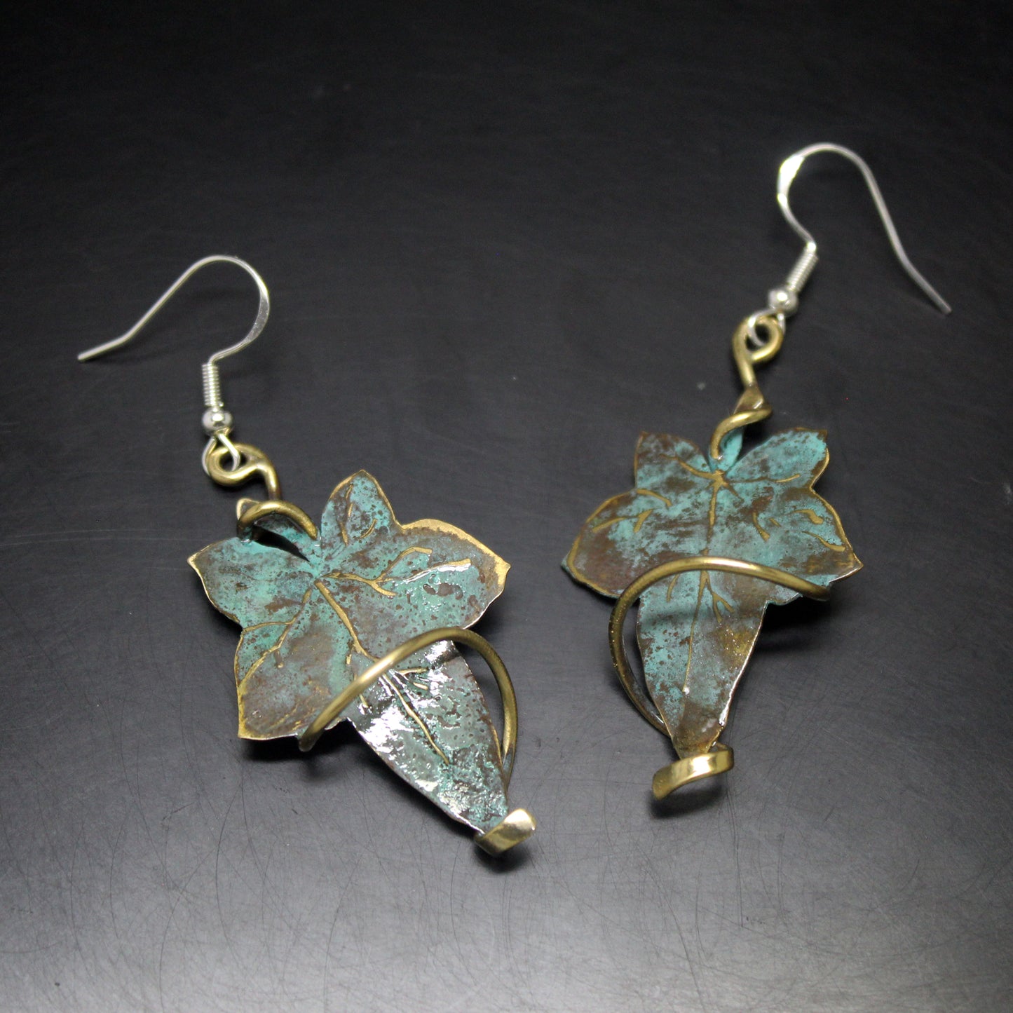 Hojas de hiedra pendientes en latón