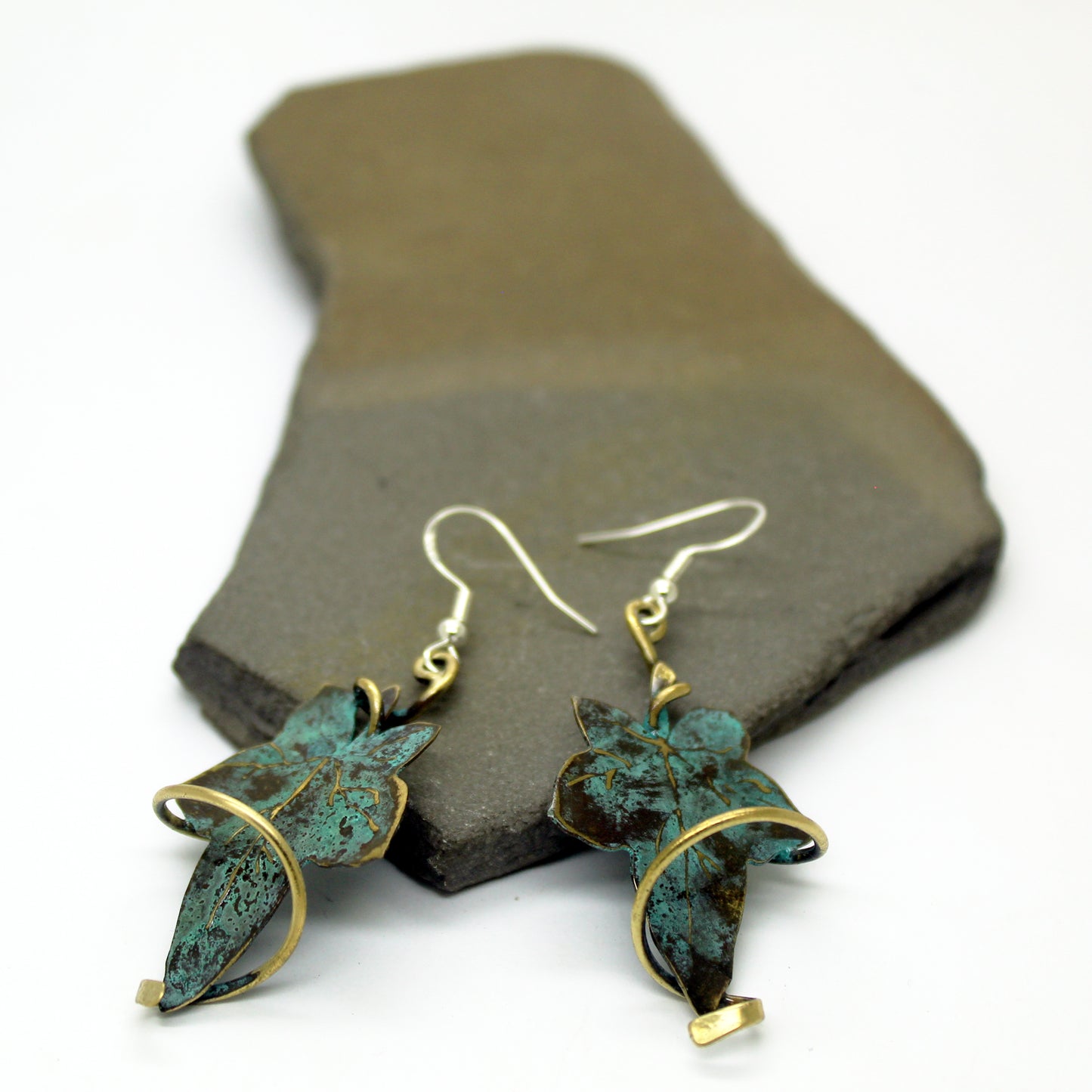 Hojas de hiedra pendientes en latón