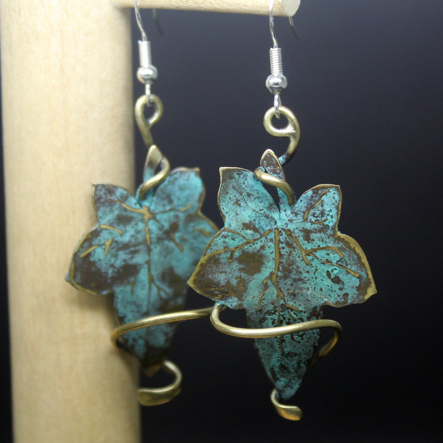 Hojas de hiedra pendientes en latón