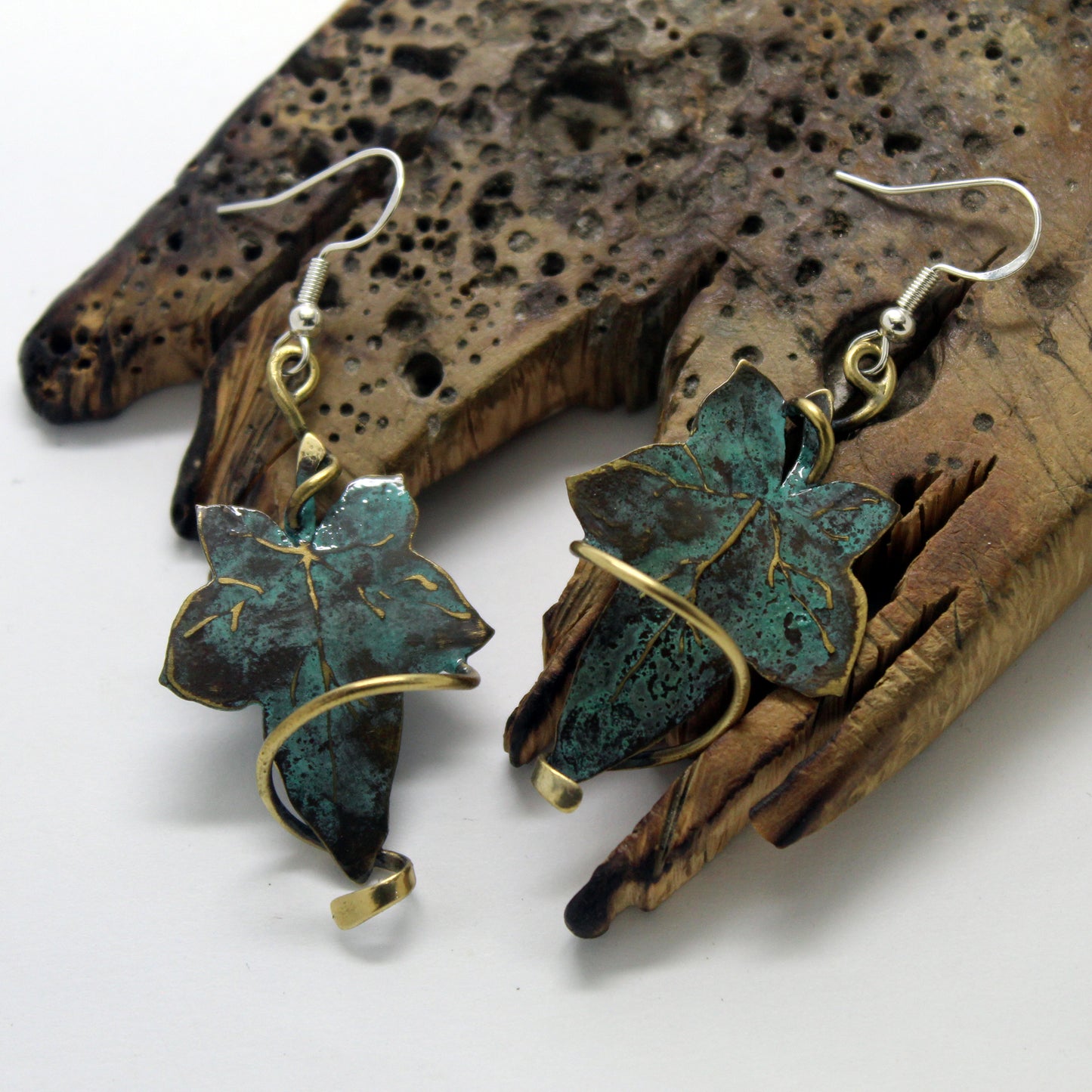 Hojas de hiedra pendientes en latón