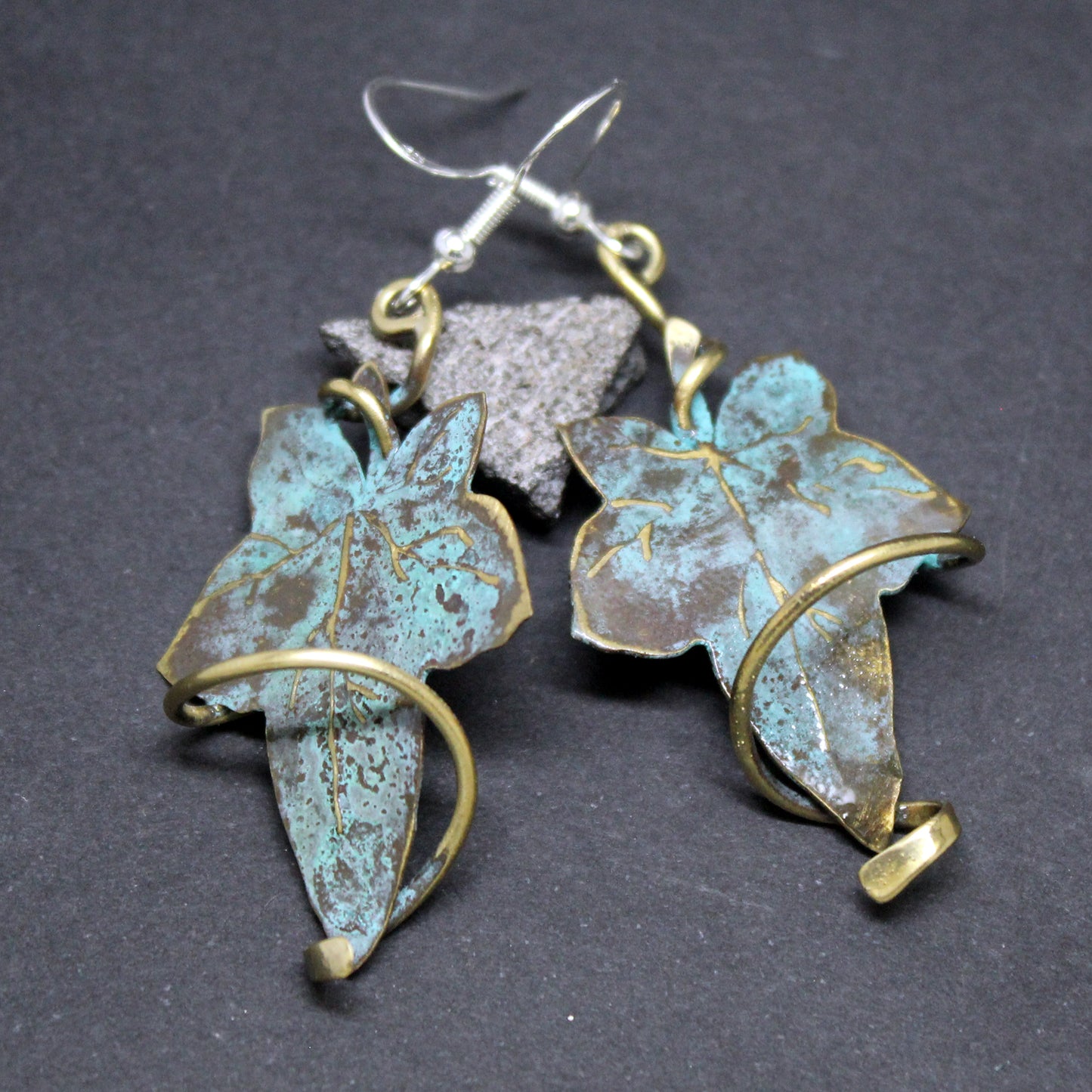 Hojas de hiedra pendientes en latón