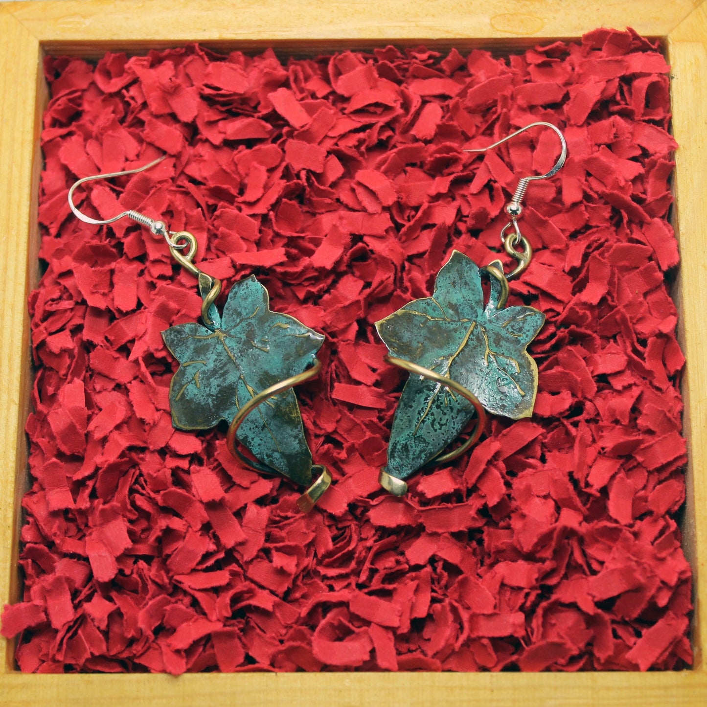 Hojas de hiedra pendientes en latón