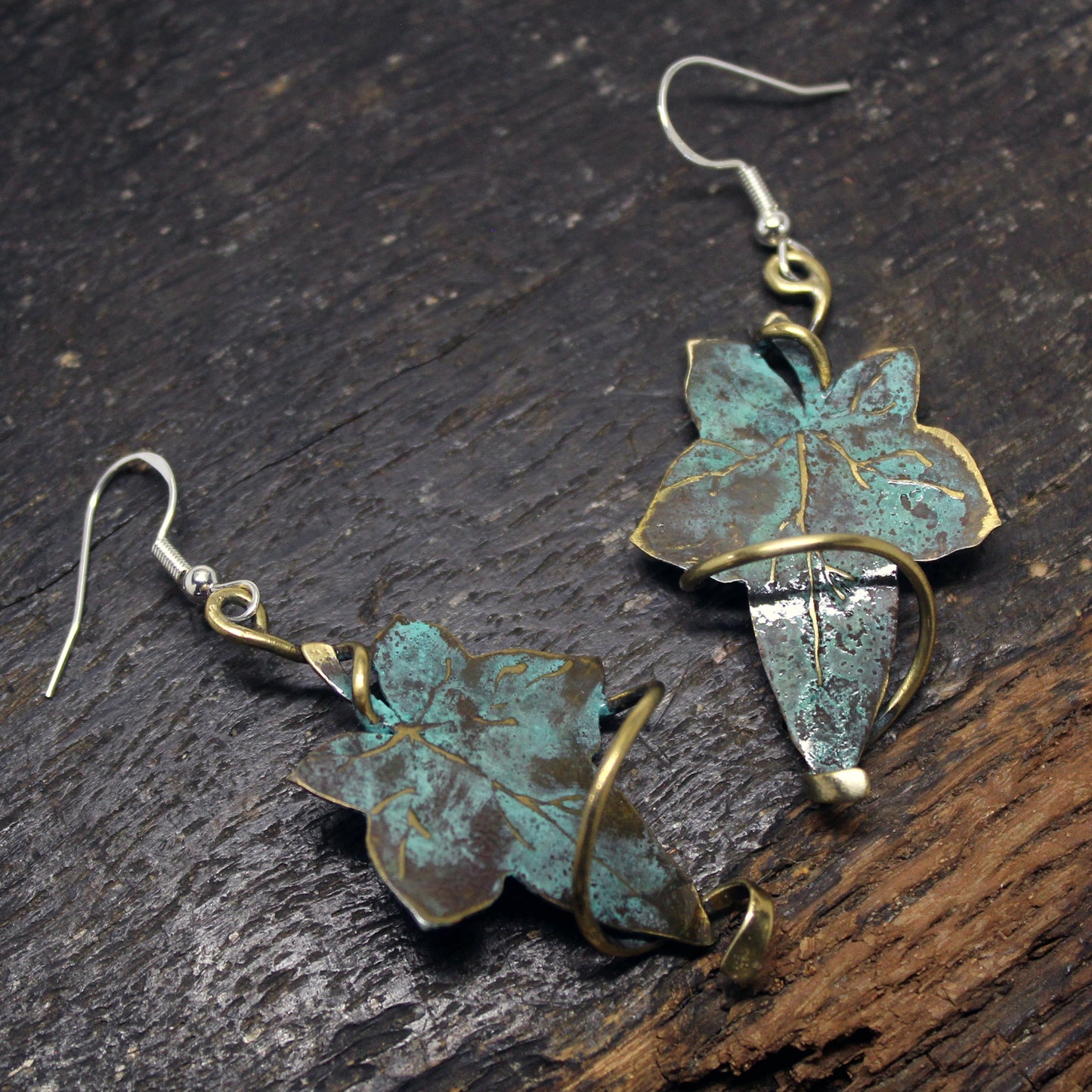 Hojas de hiedra pendientes en latón