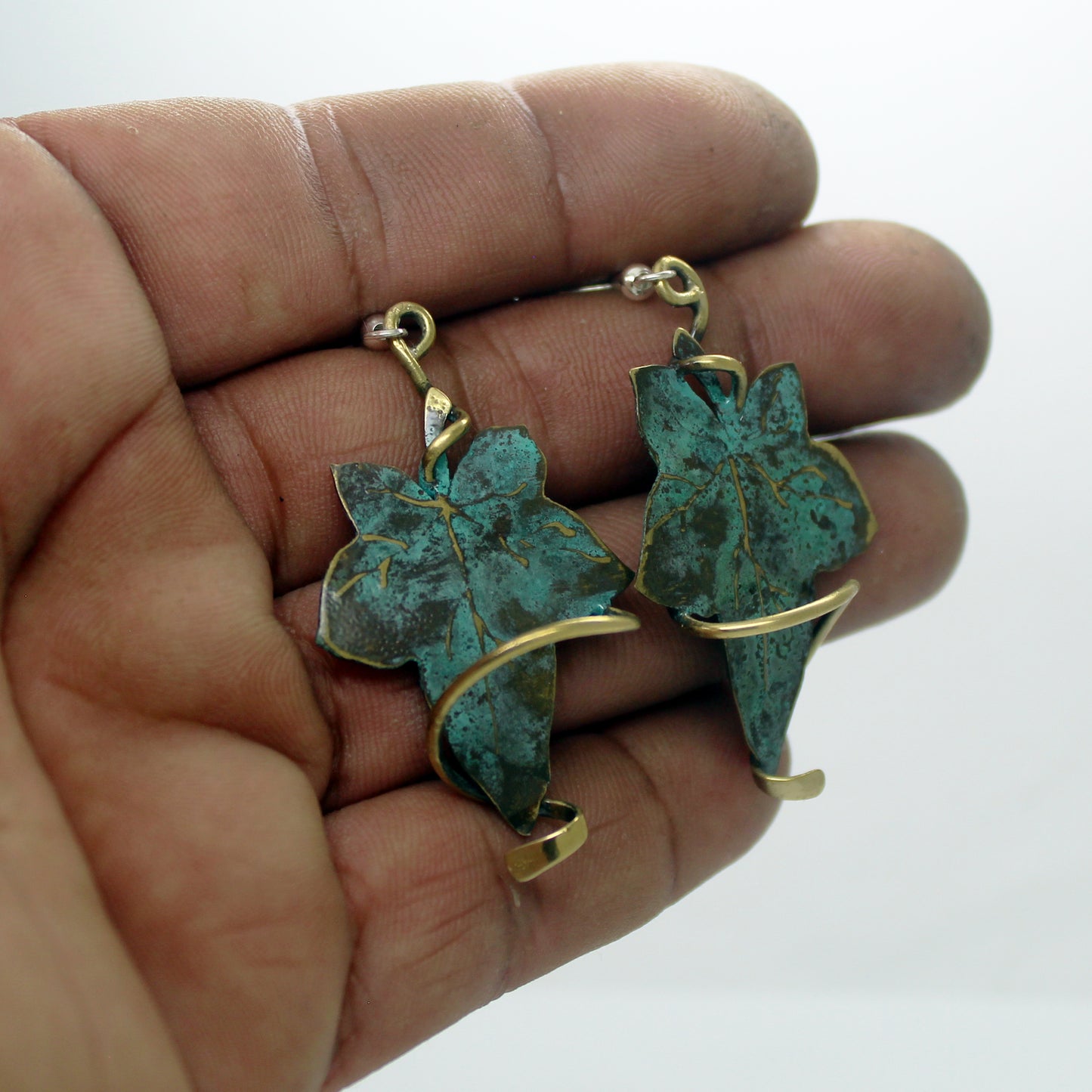 Hojas de hiedra pendientes en latón