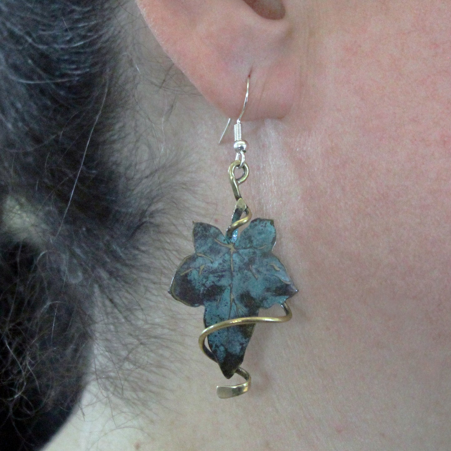 Hojas de hiedra pendientes en latón