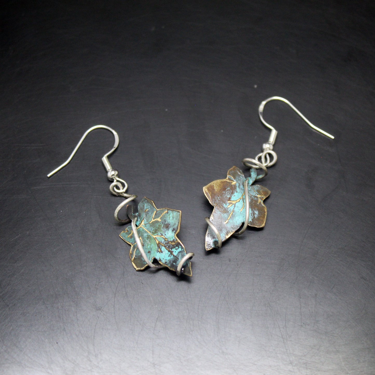 Hojas de hiedra pendientes en latón y plata 925