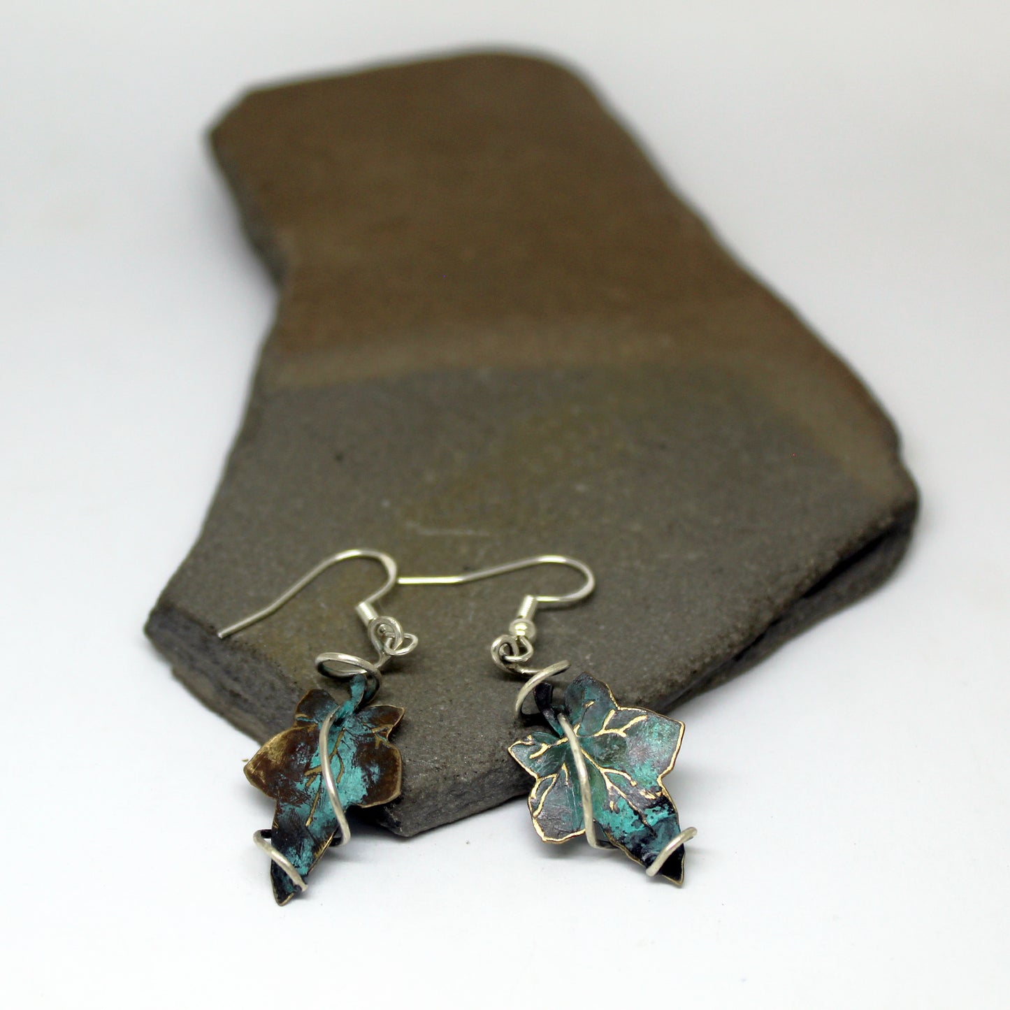 Hojas de hiedra pendientes en latón y plata 925