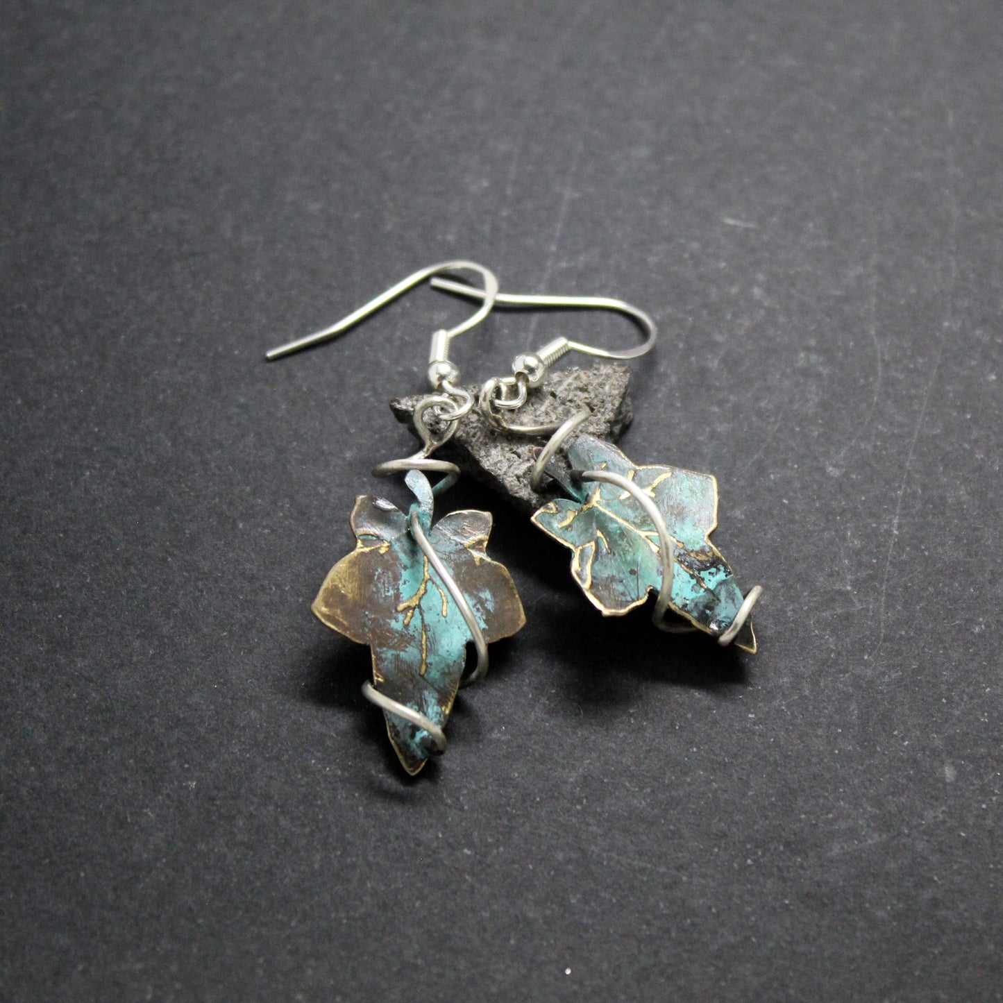 Hojas de hiedra pendientes en latón y plata 925