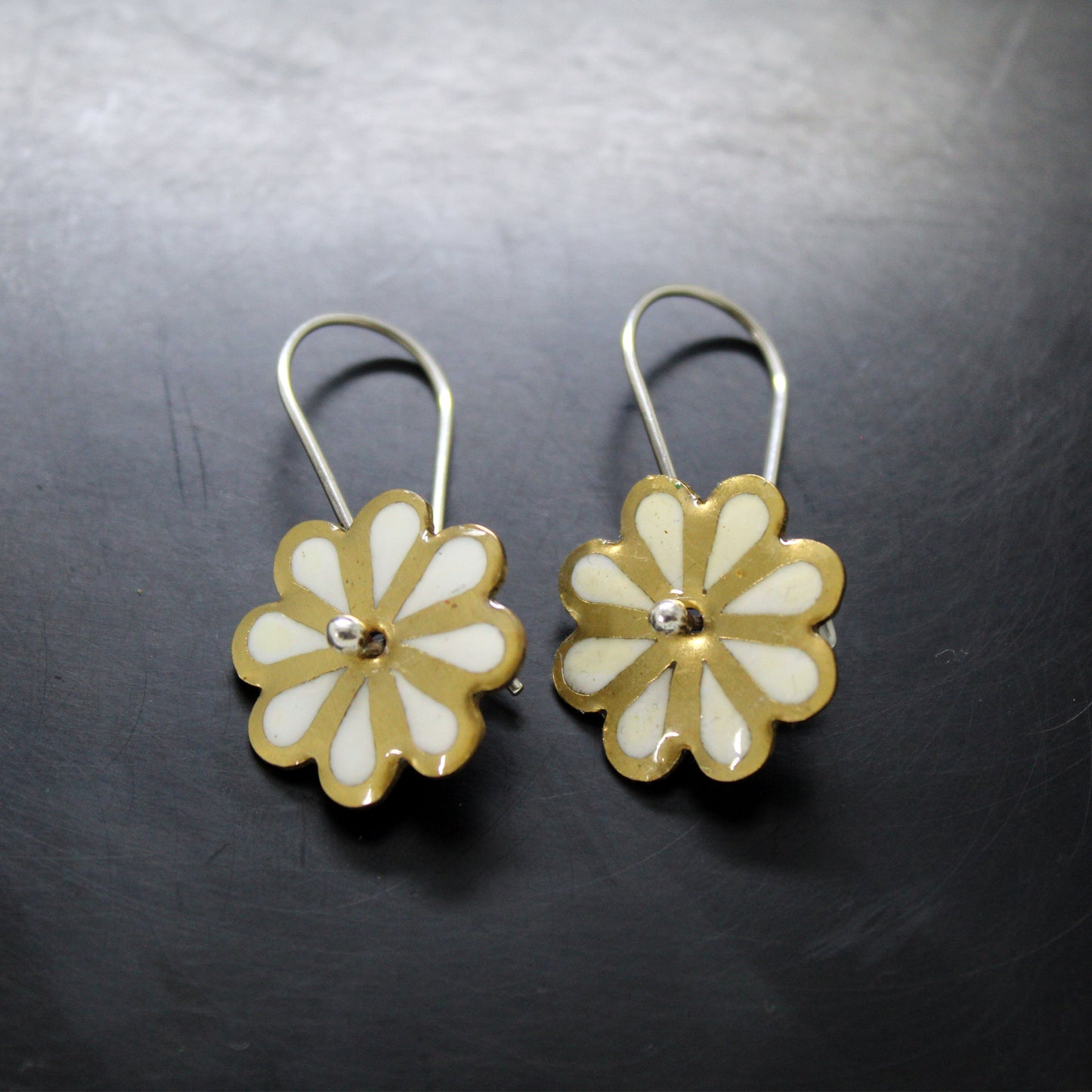 Pendientes Margaritas de Latón y Plata 925 con Resina UV Blanca