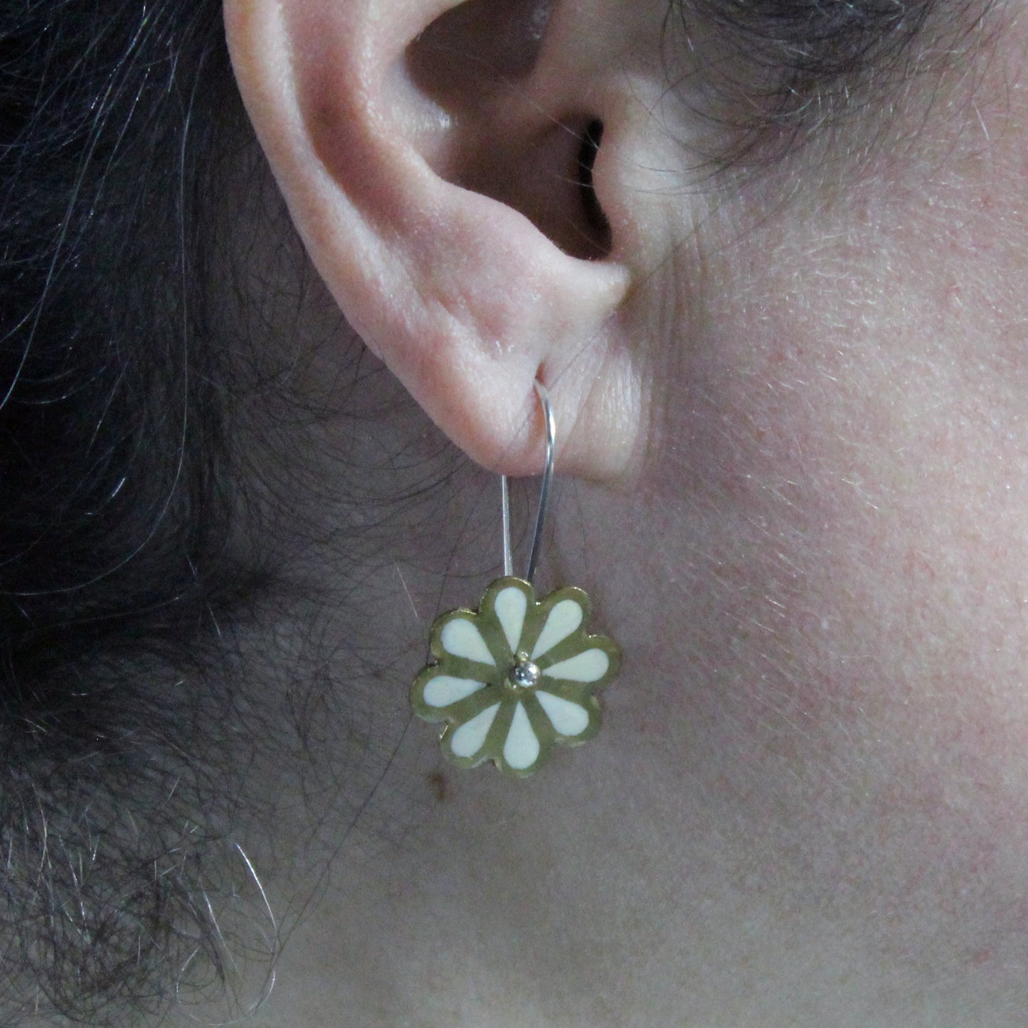 Pendientes Margaritas de Latón y Plata 925 con Resina UV Blanca