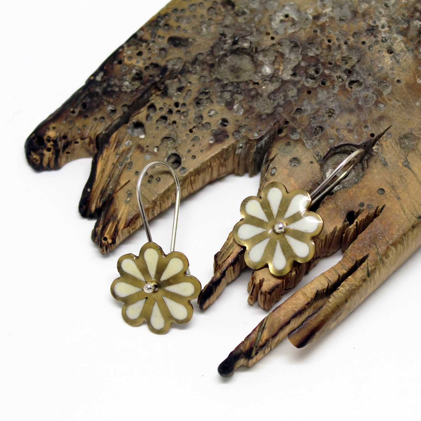 Pendientes Margaritas de Latón y Plata 925 con Resina UV Blanca