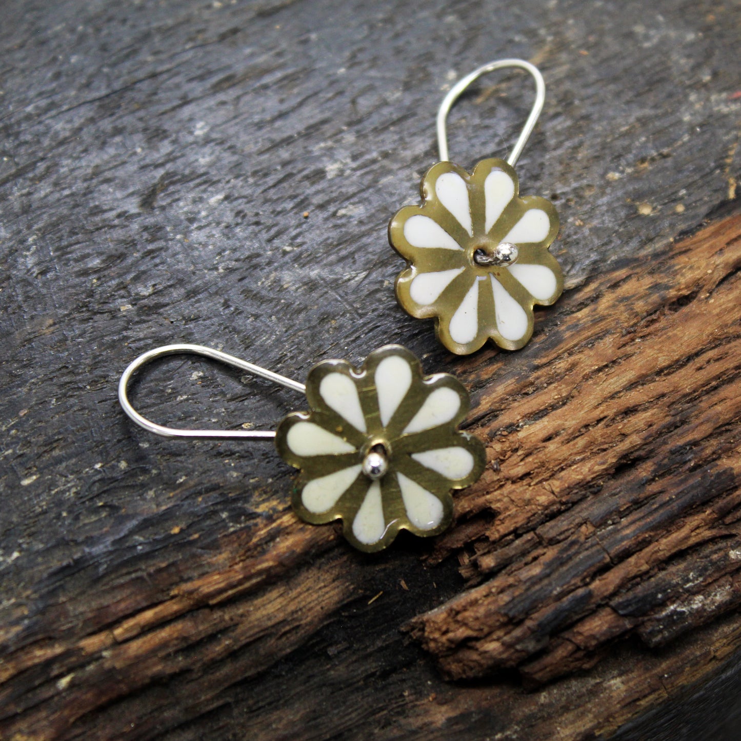 Pendientes Margaritas de Latón y Plata 925 con Resina UV Blanca
