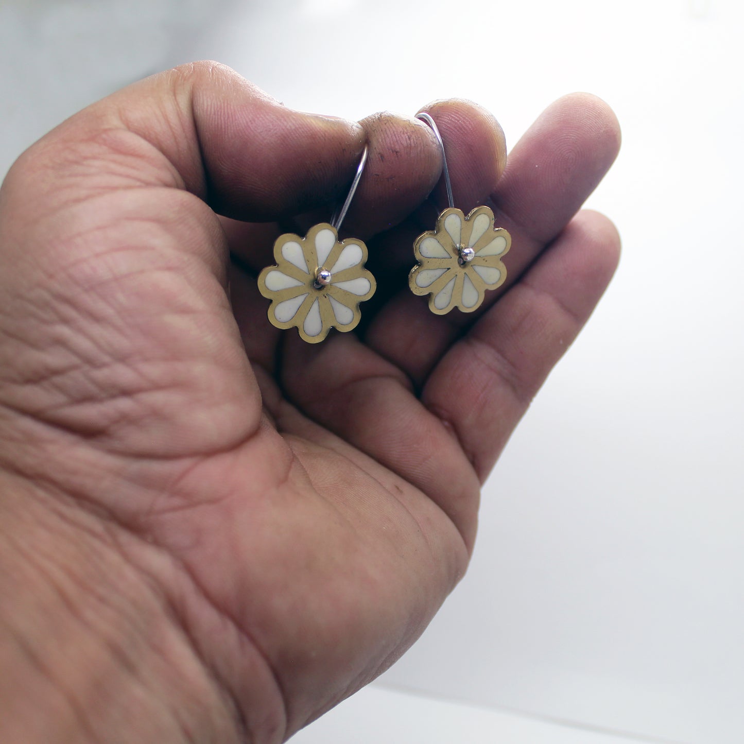 Pendientes Margaritas de Latón y Plata 925 con Resina UV Blanca