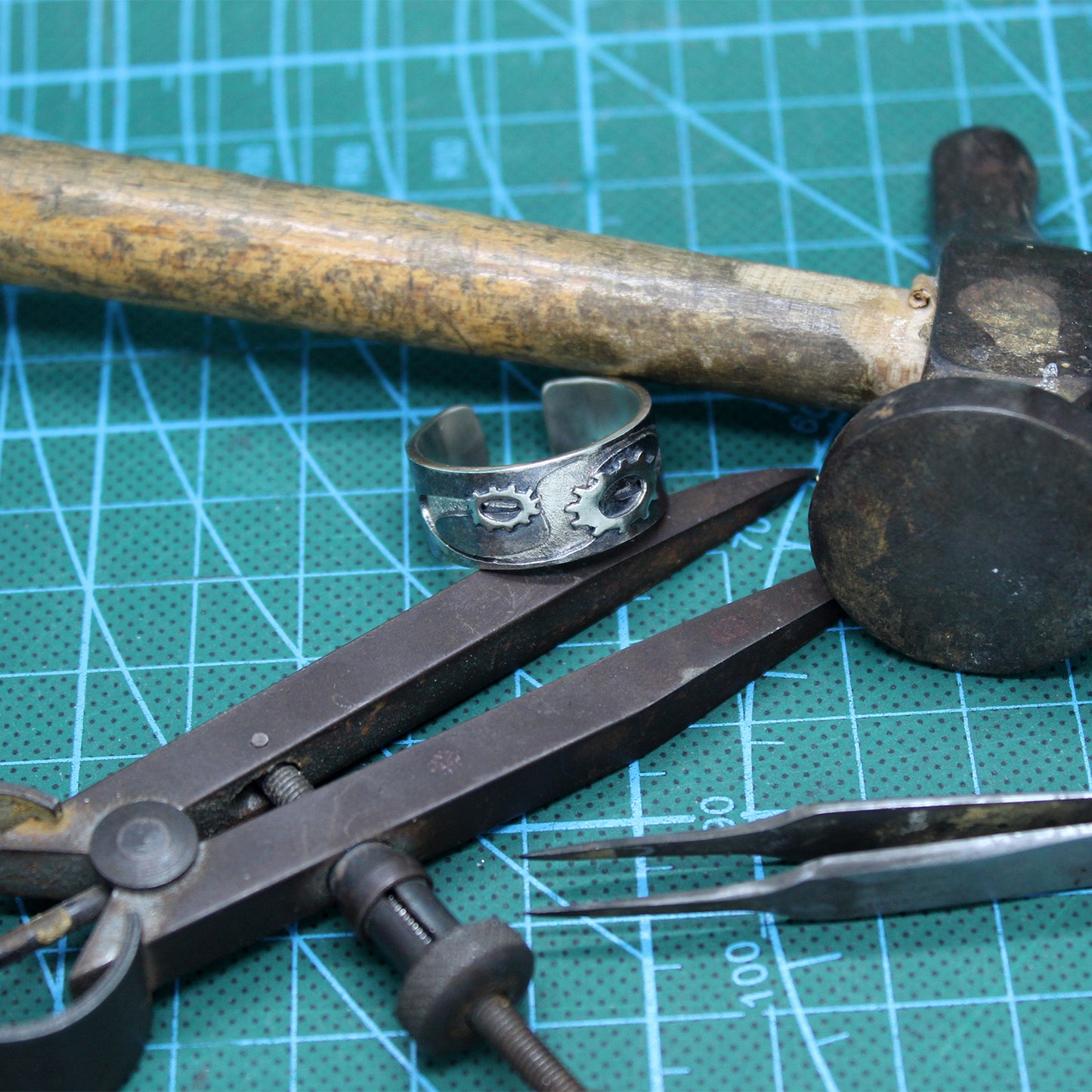 Anillo N Mundos en plata 925