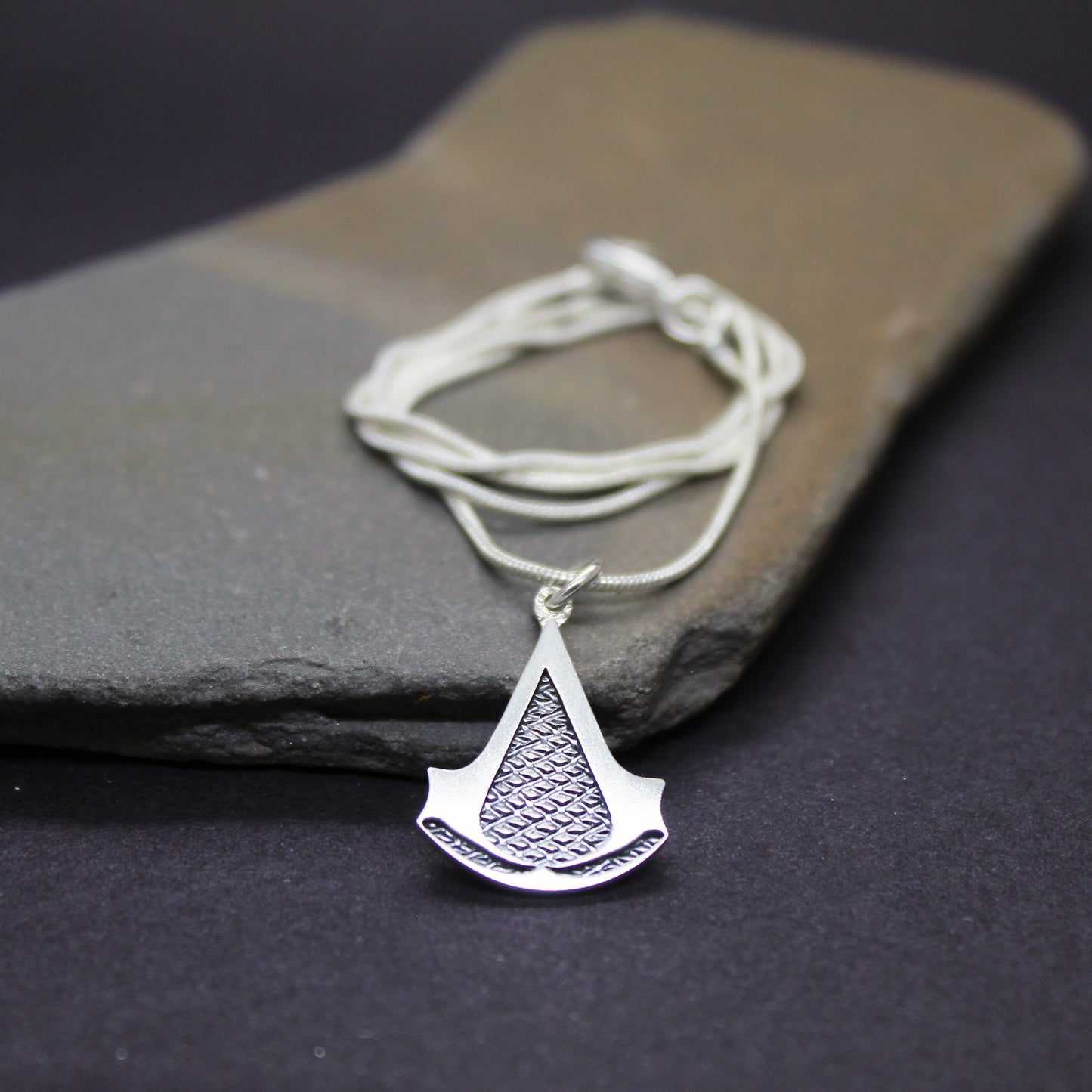 Colgante inspiración saga Assassin's Creed en plata 925