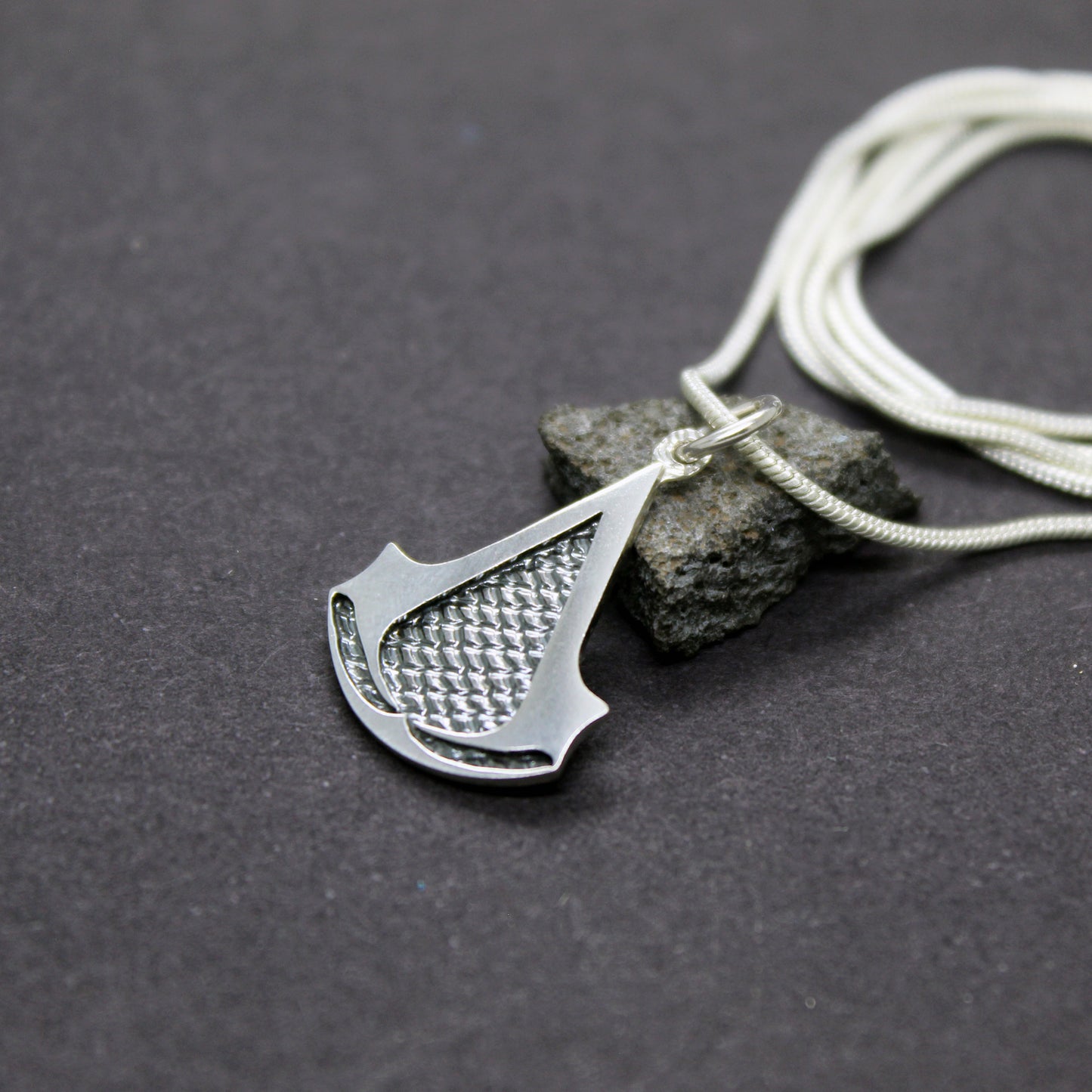 Colgante inspiración saga Assassin's Creed en plata 925