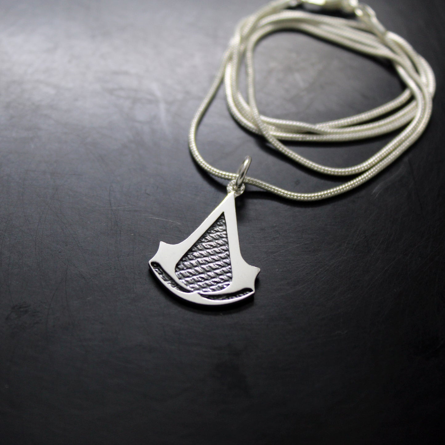 Colgante inspiración saga Assassin's Creed en plata 925