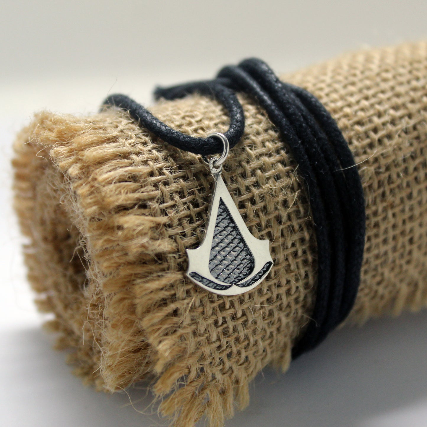 Colgante inspiración saga Assassin's Creed en plata 925