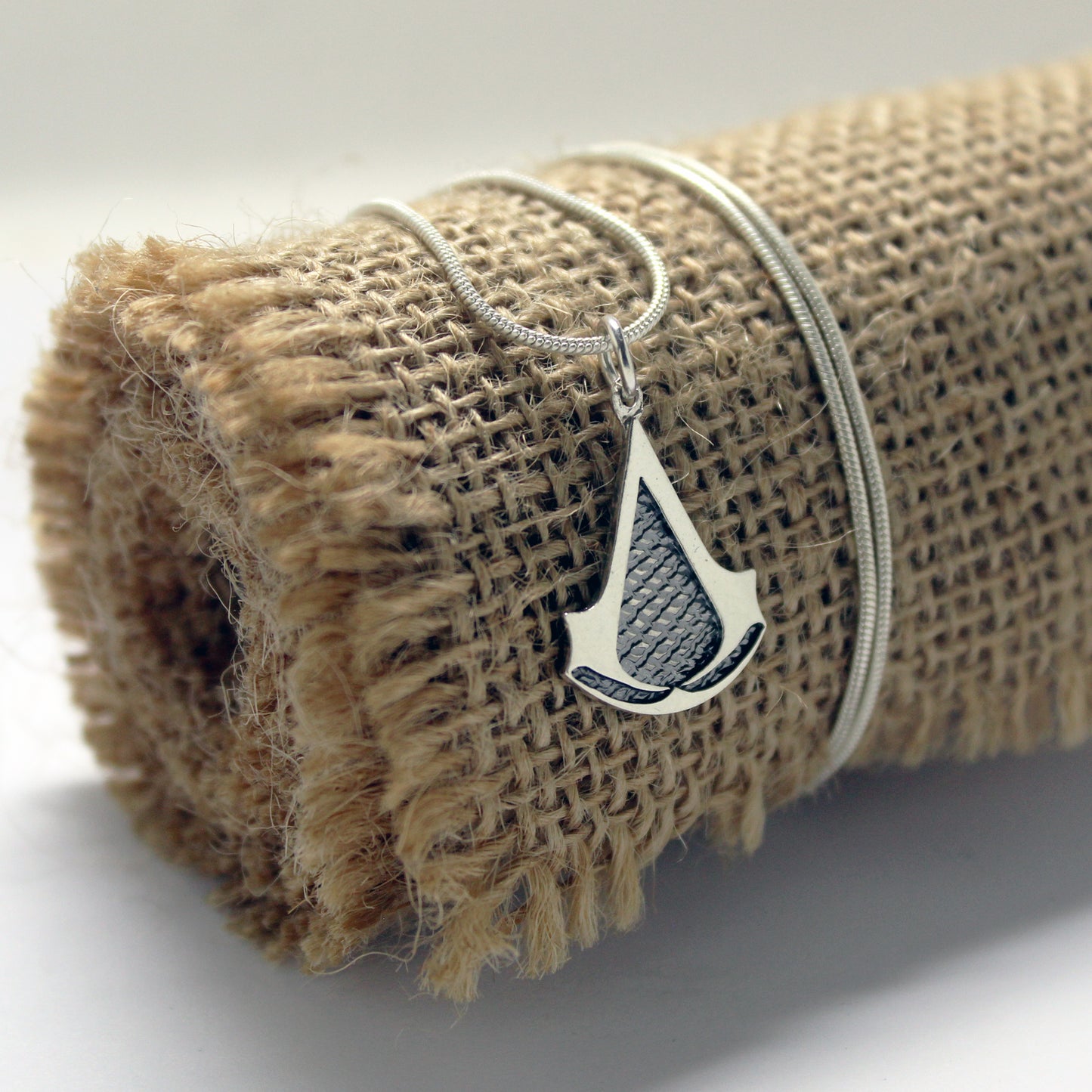 Colgante inspiración saga Assassin's Creed en plata 925