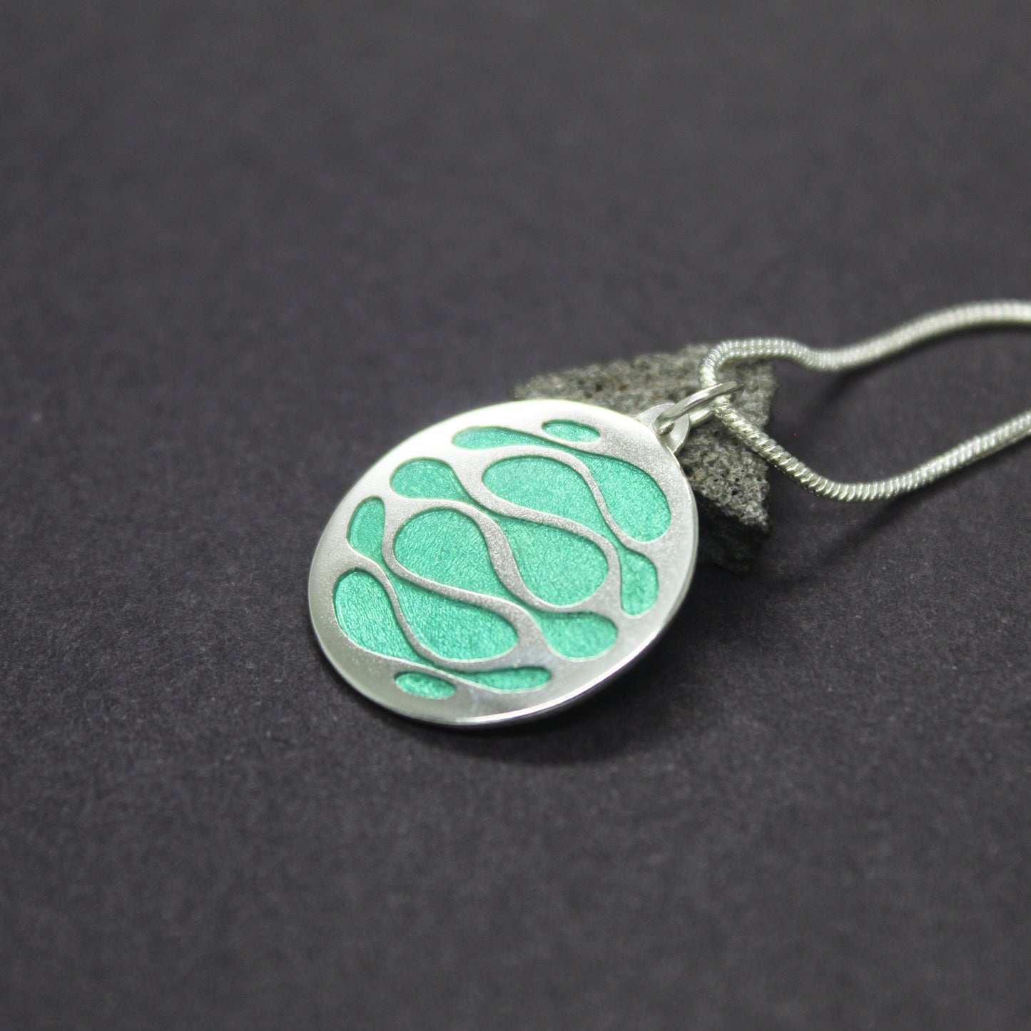 Colgante verde psicodélico de plata 925 y resina UV