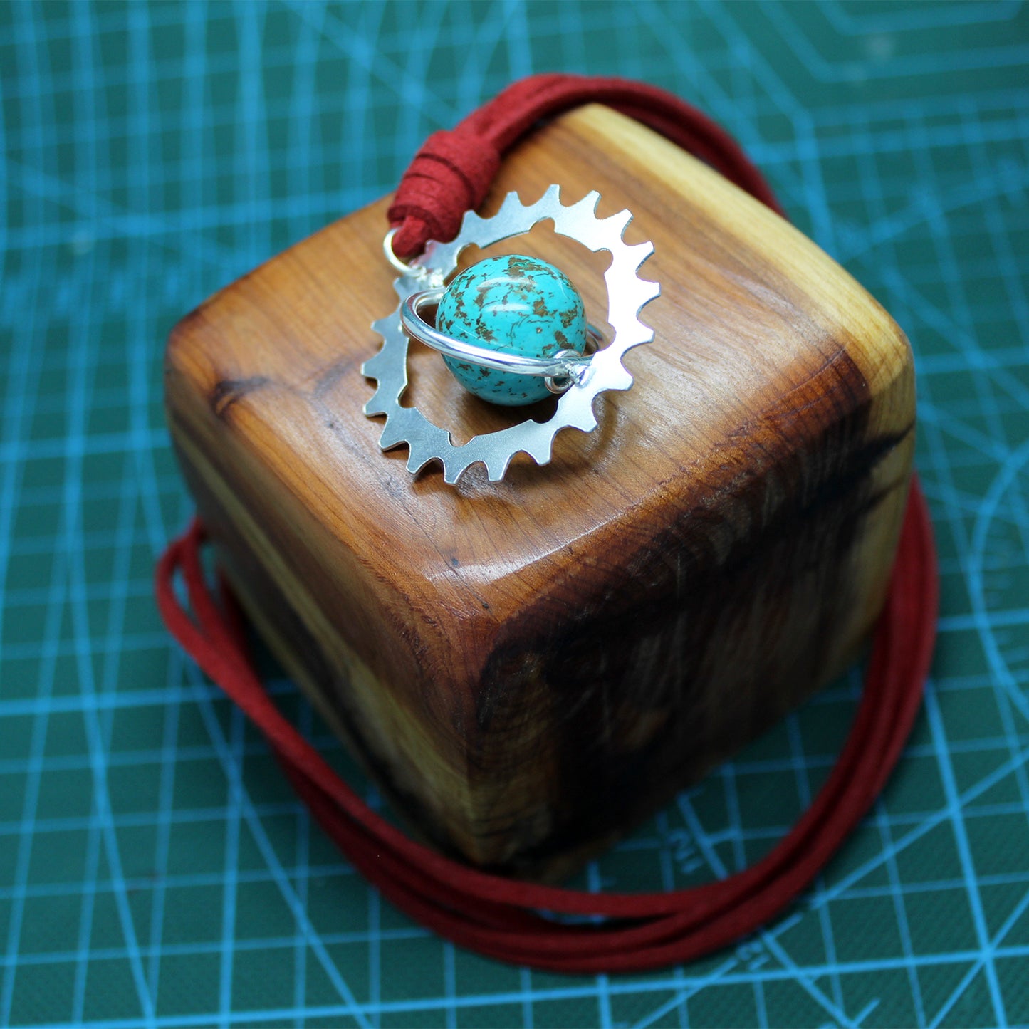 El colgante de Bonnie en Plata 925, cuero y turquesa