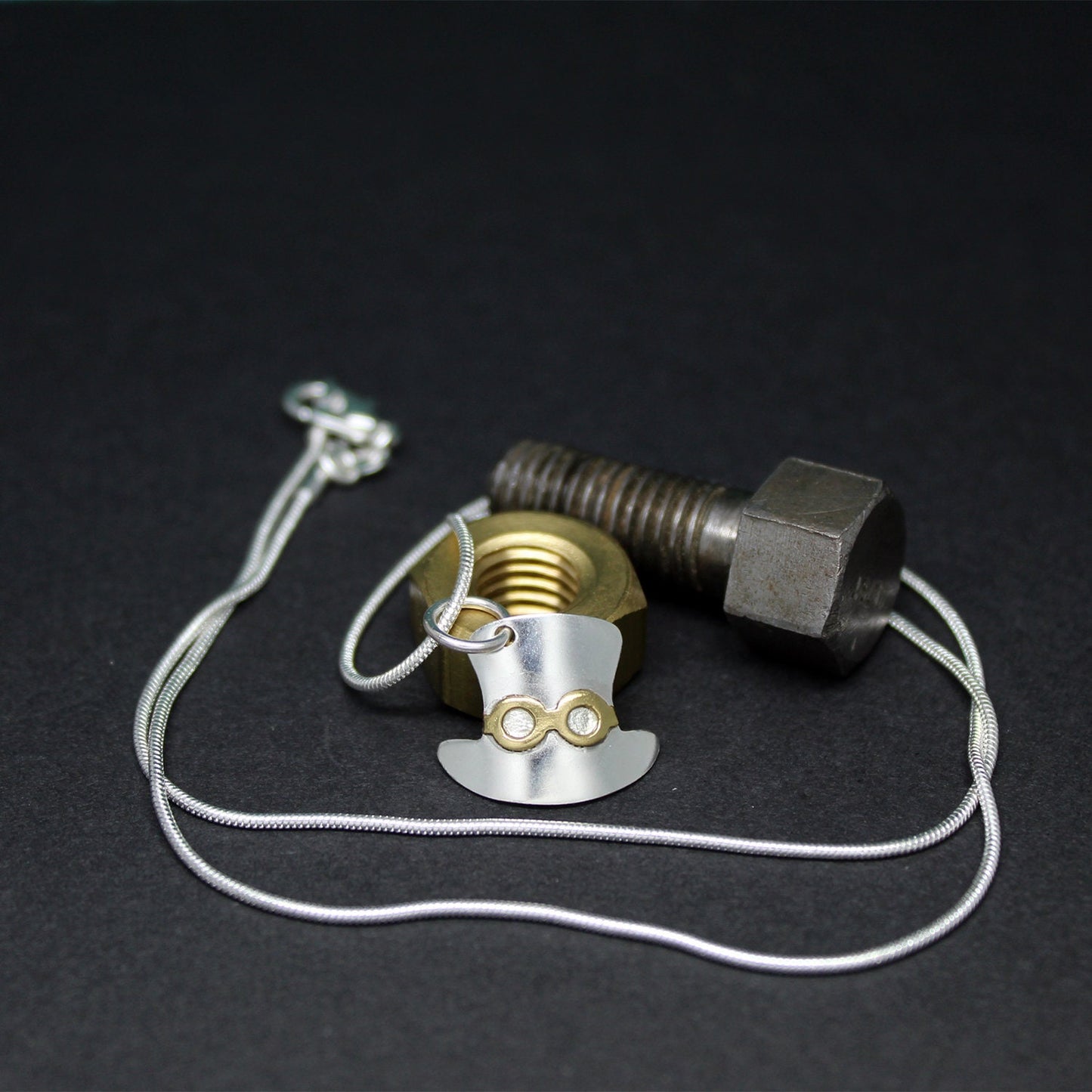 Colgante Sombrero de Dangerdoll en plata 925 y latón.