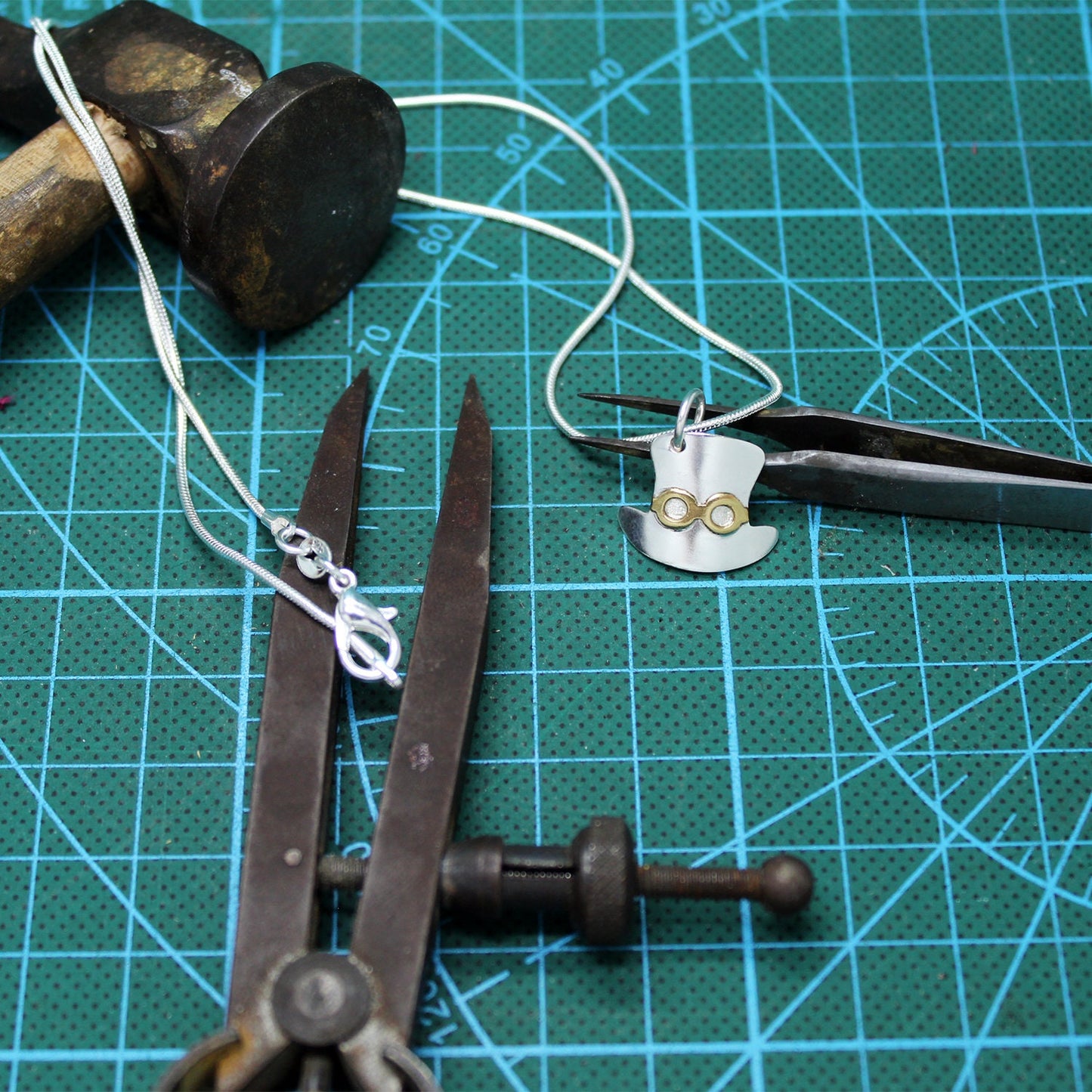 Colgante Sombrero de Dangerdoll en plata 925 y latón.